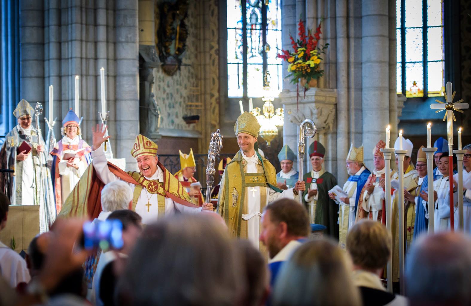 En glad biskop Johan Dalman vinkar till de många besökarna i Uppsala domkyrka. 