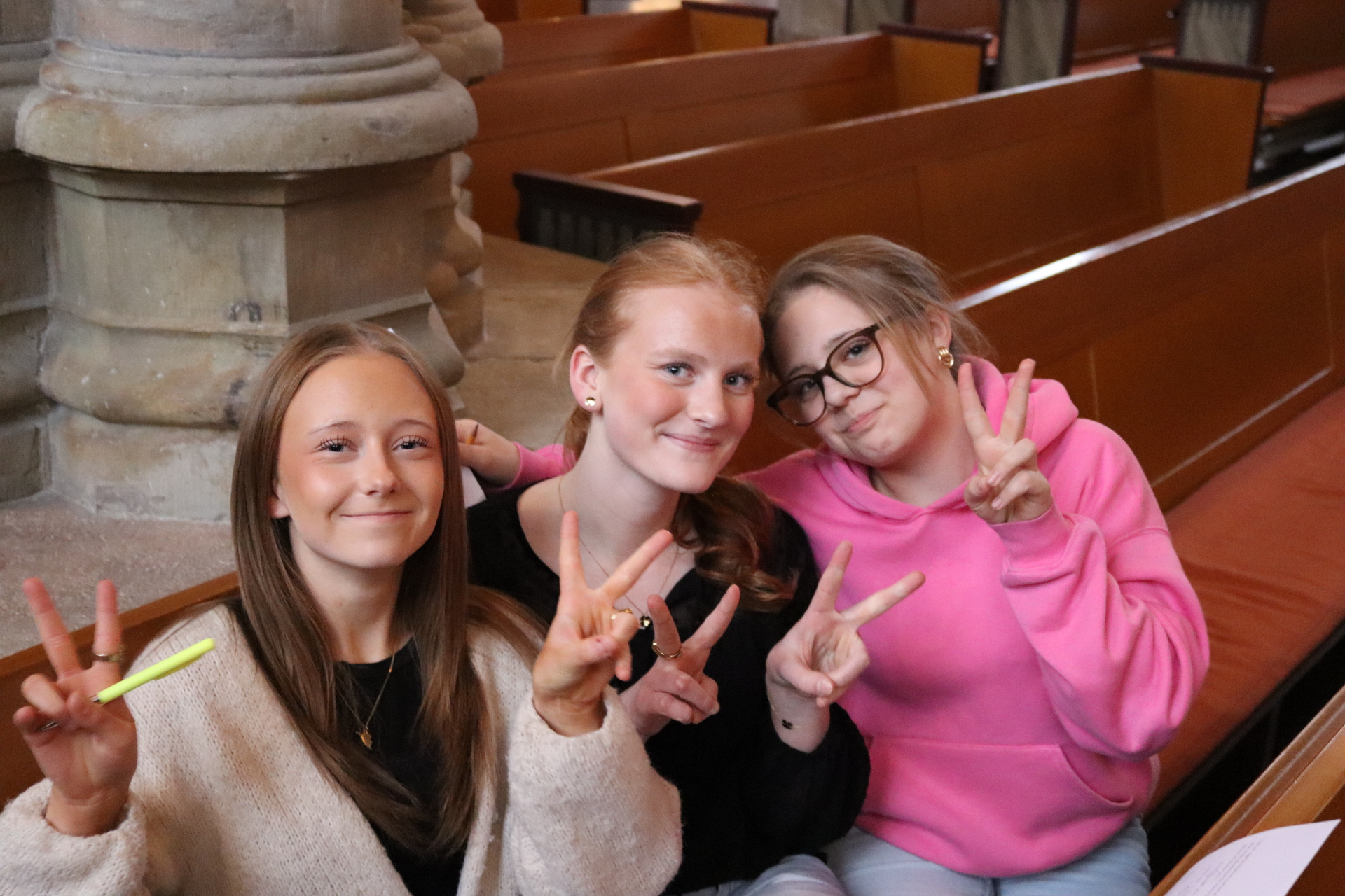 Tjejgäng i kyrkbänk