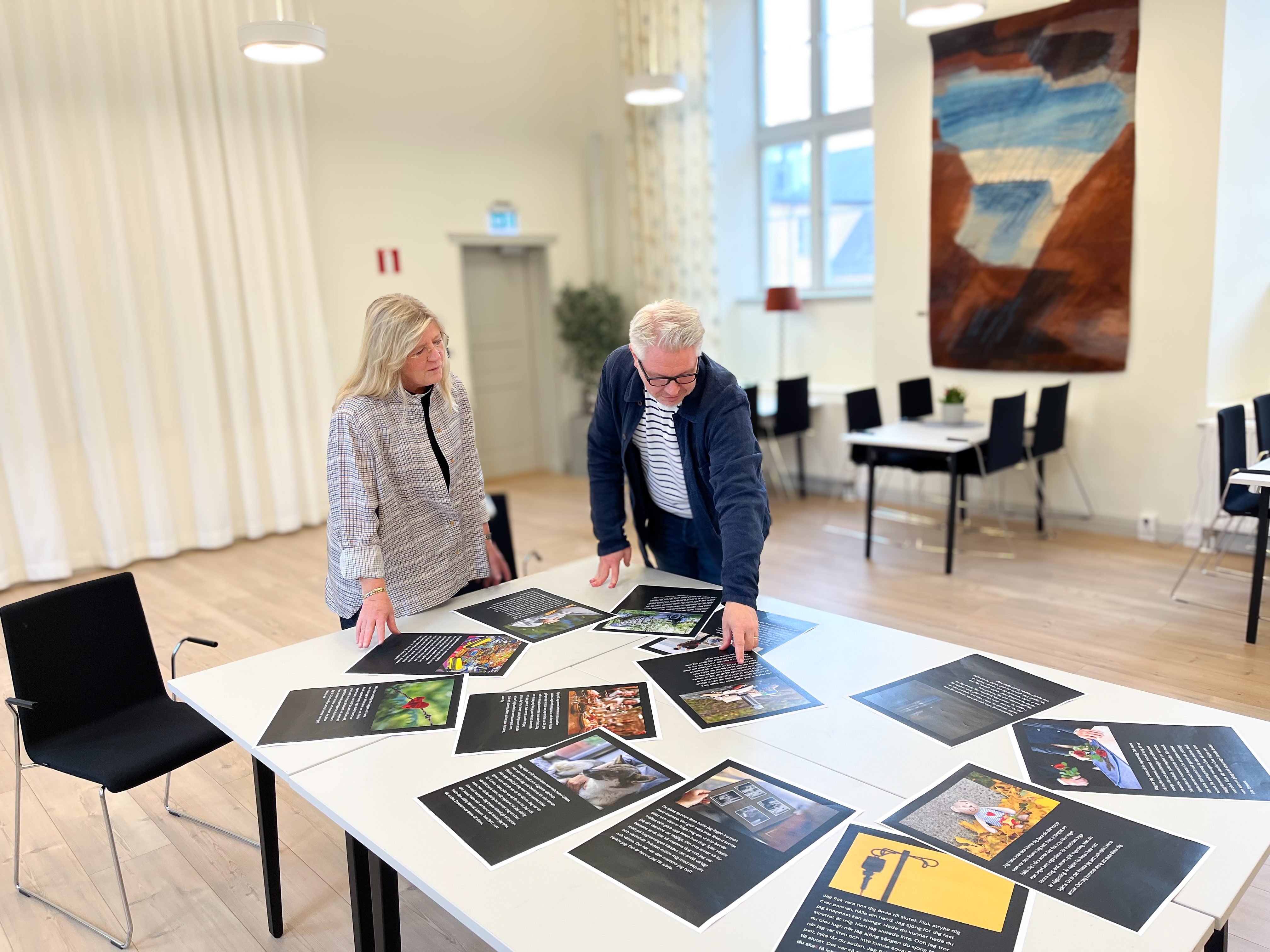 Madeleine Nordell och Royne Mercurio förbereder utställningen Sorgens ansikten