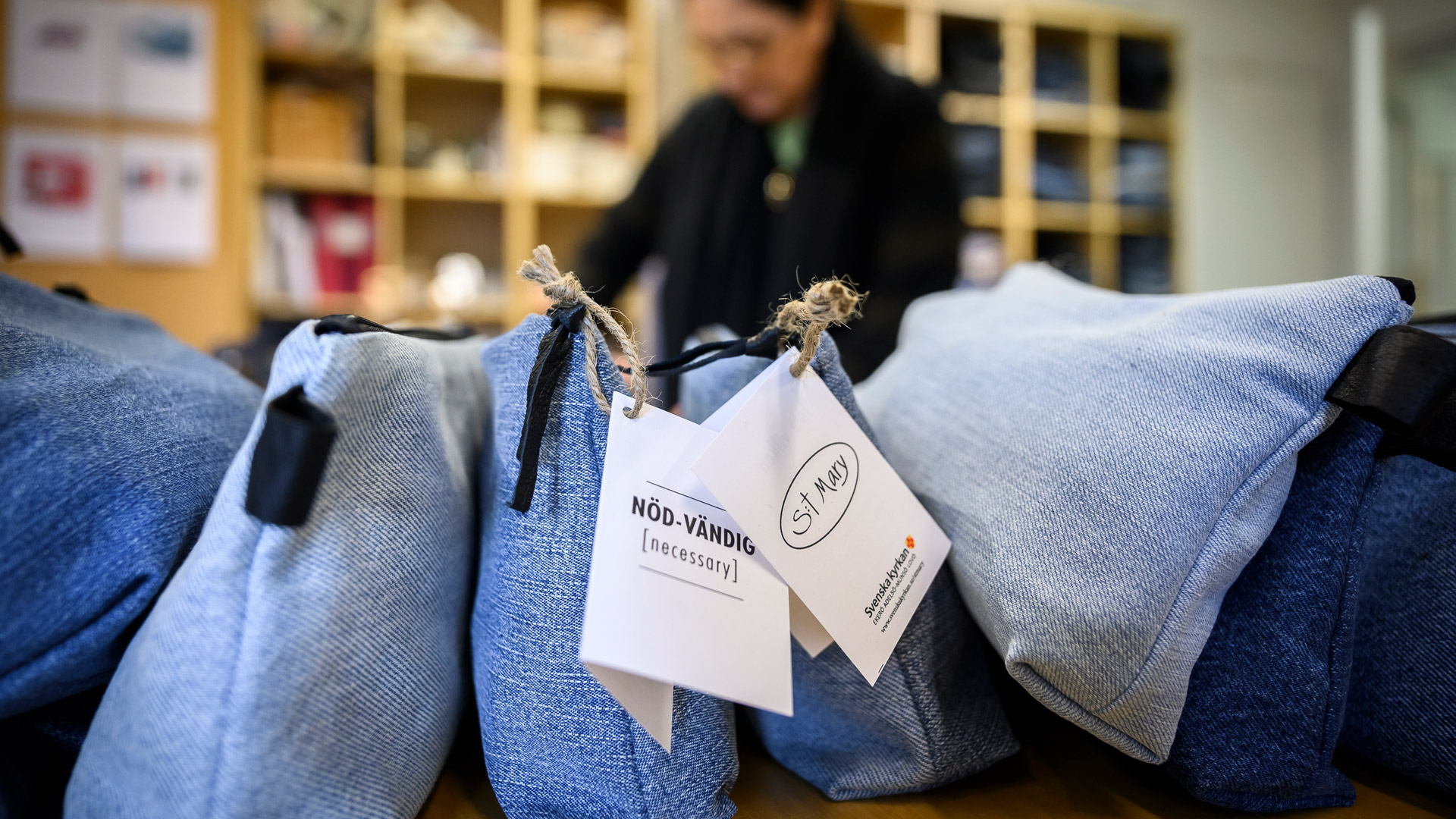 Necessärer i jeanstyg märka Sankt Mary.