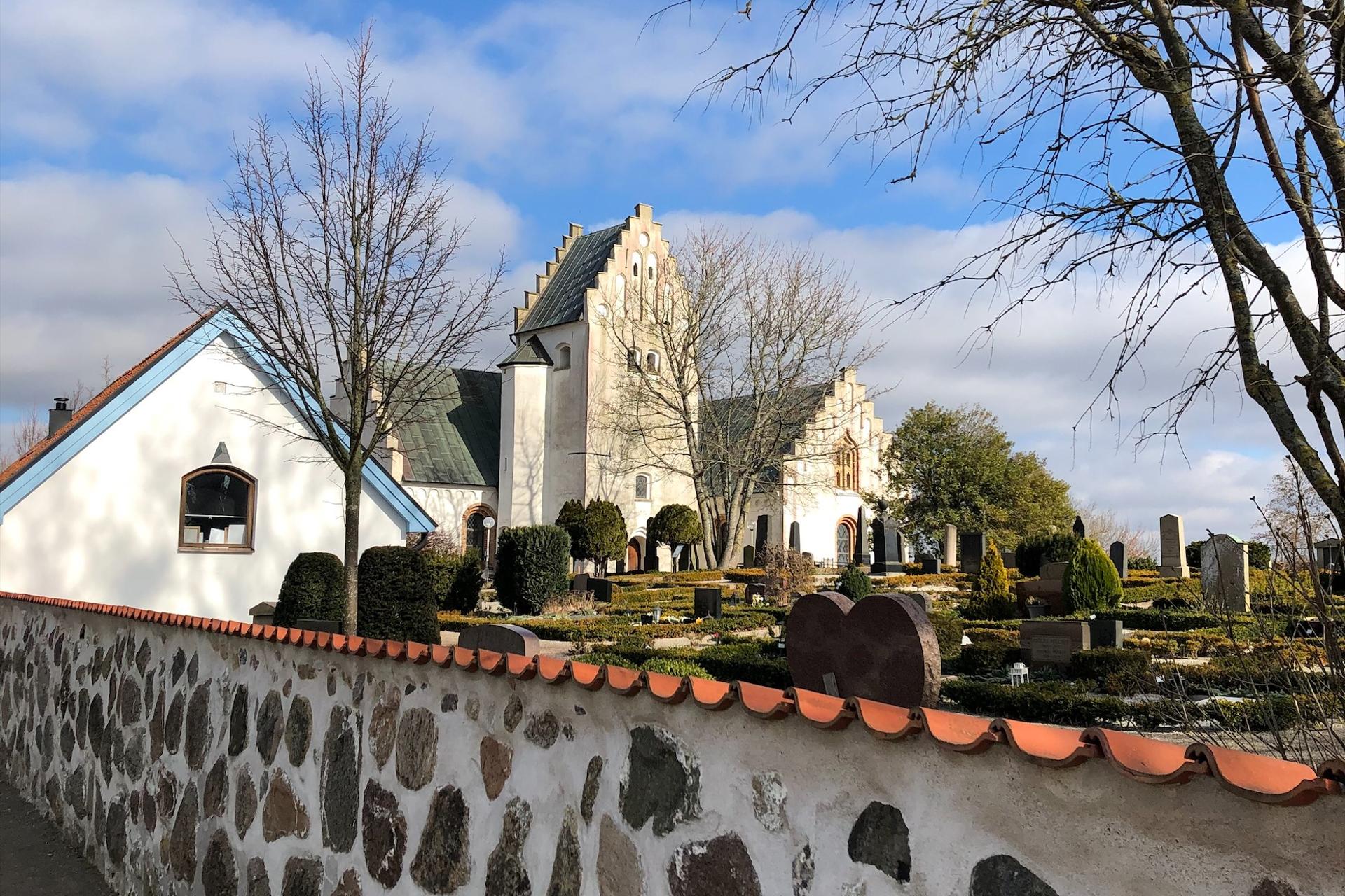 Oxie kyrka tagen utanför kyrkmuren