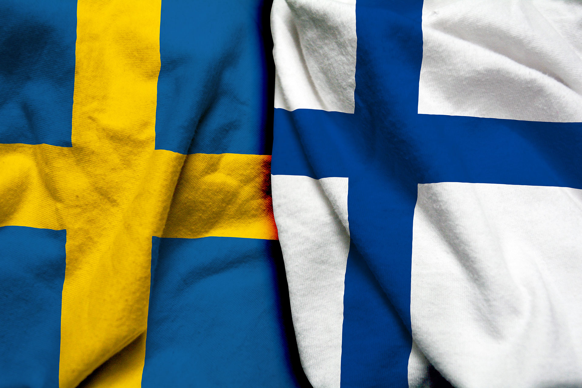 Svenska och finska flaggan bredvid varandra.
