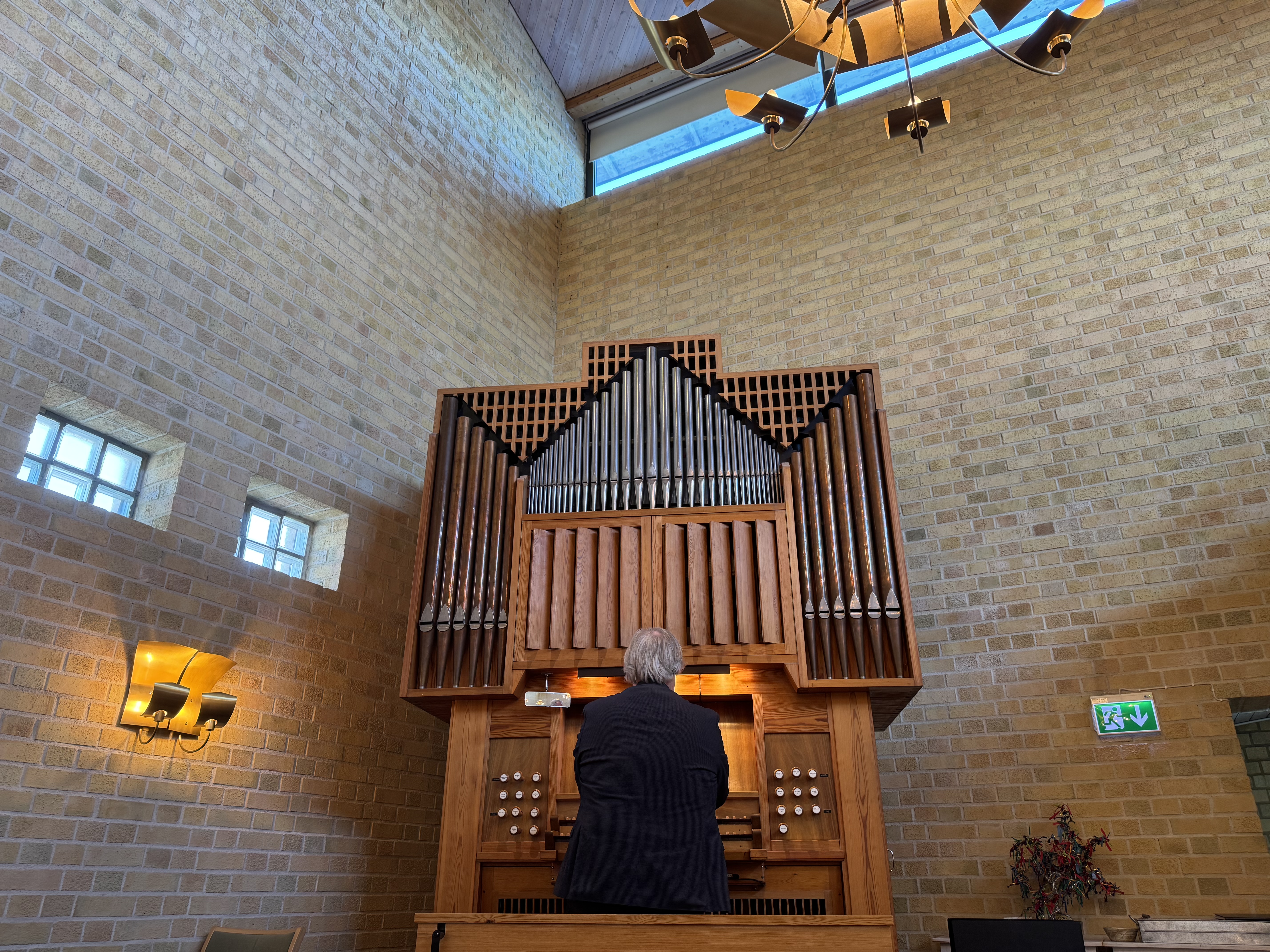 Kantor vid orgeln i Åkersberga kyrka.