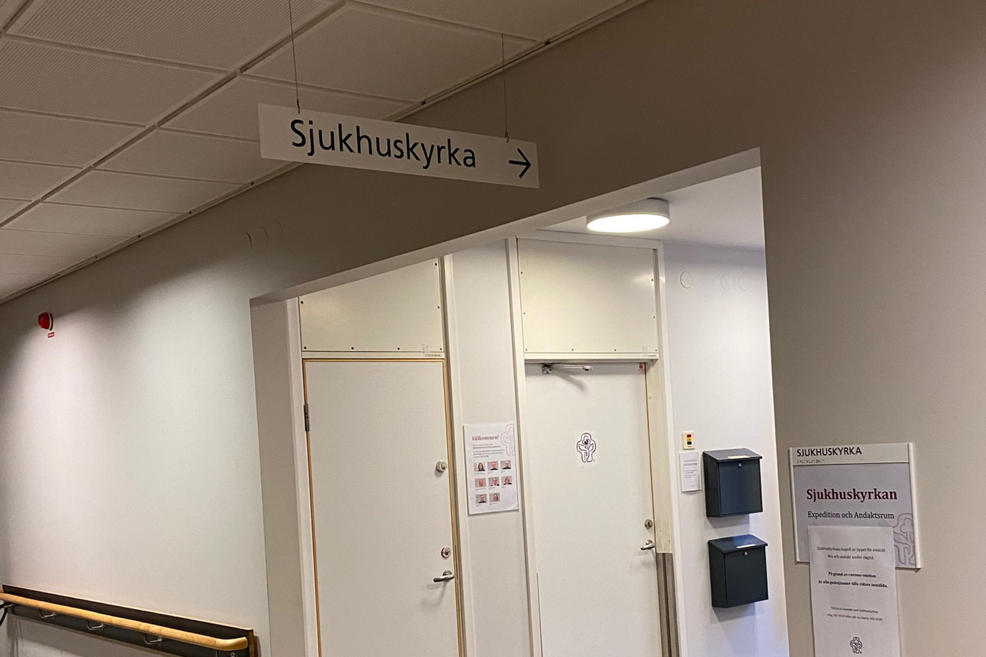Skylt "Sjukhuskyrka" hänger i en korridor
