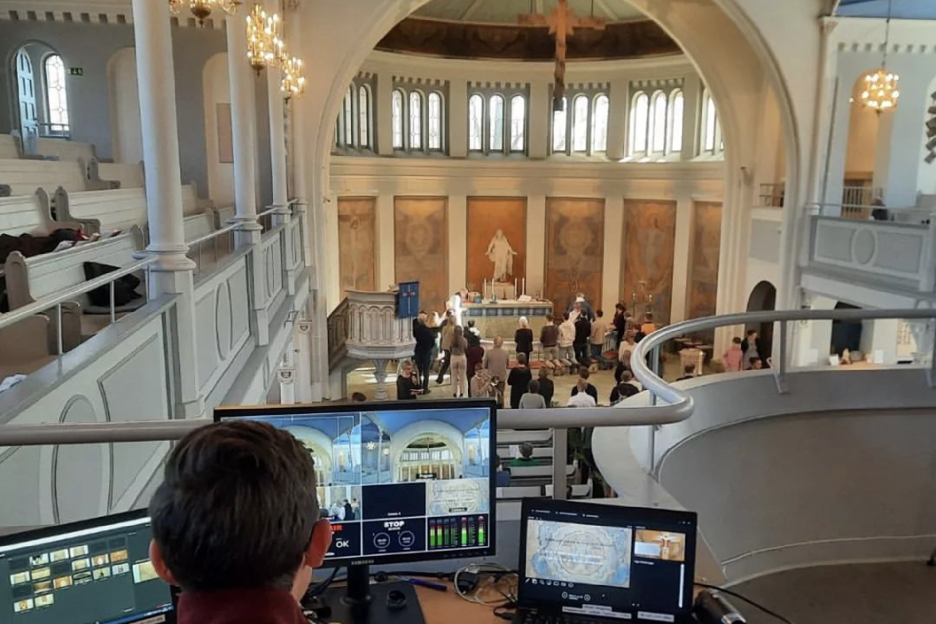 En person sköter filminspelning av gudstjänst. 