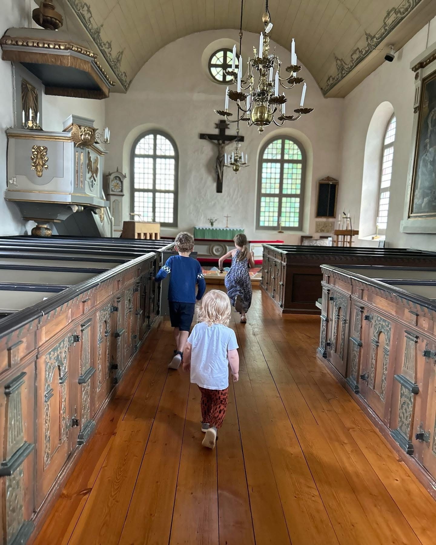 Tre barn upptäcker kyrkan
