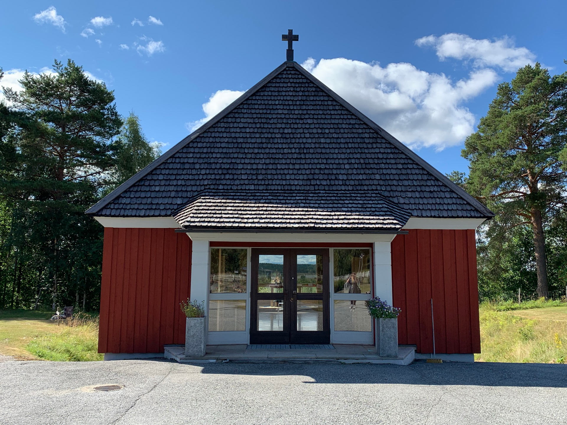 Exteriörbild av Mariakapellet i Junsele. den röda träbyggnaden är här fotograferad från framsidan.