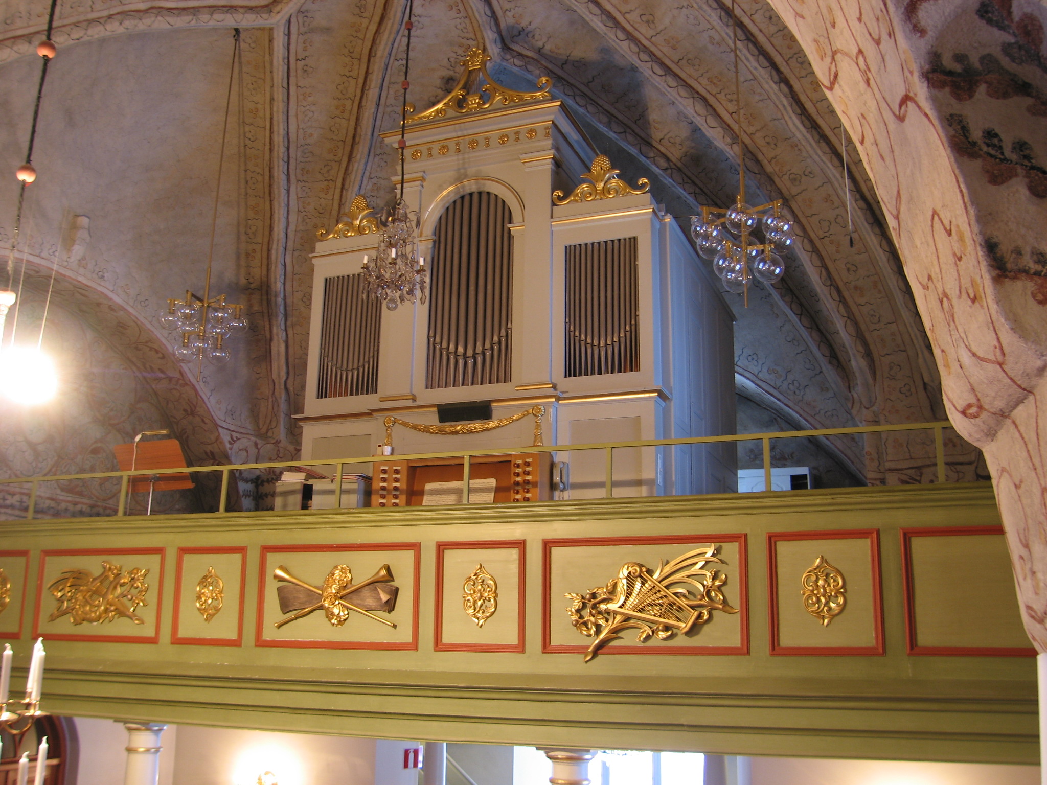 Läktaren i Grundsunda kyrka där kyrkorgeln ståtar.