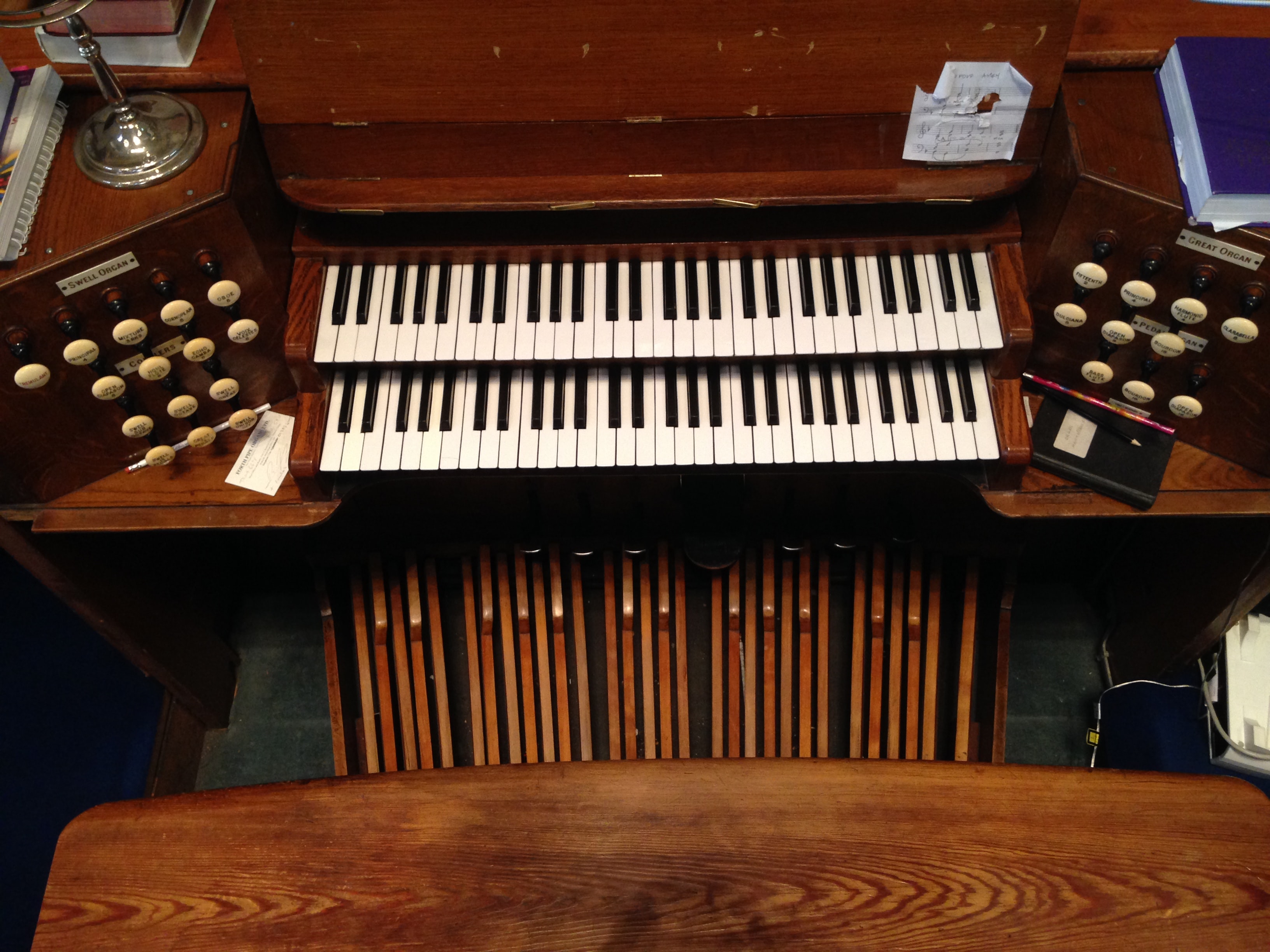 En orgel fotad ovanifrån.