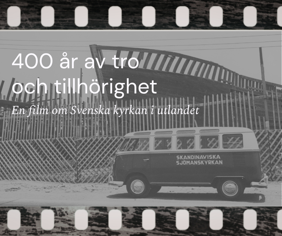 Ett svartvitt fotografi av en folkabuss. Fotot är monterat i en filmruta med svarta ränder uppe och nere. Text i vitt på bilden.