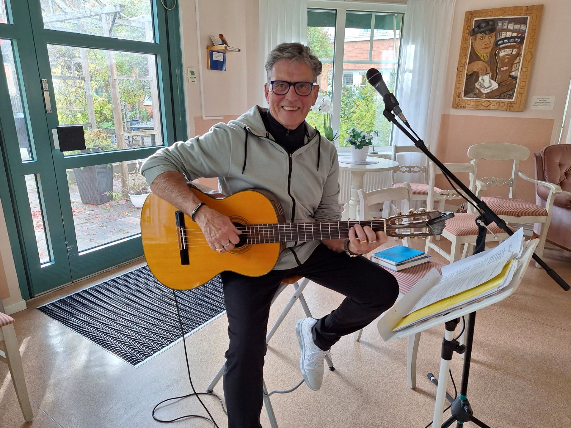 Anders Thunberg spelar gitarr