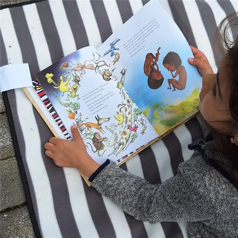 Ett barn läser Barnens bästa bibel