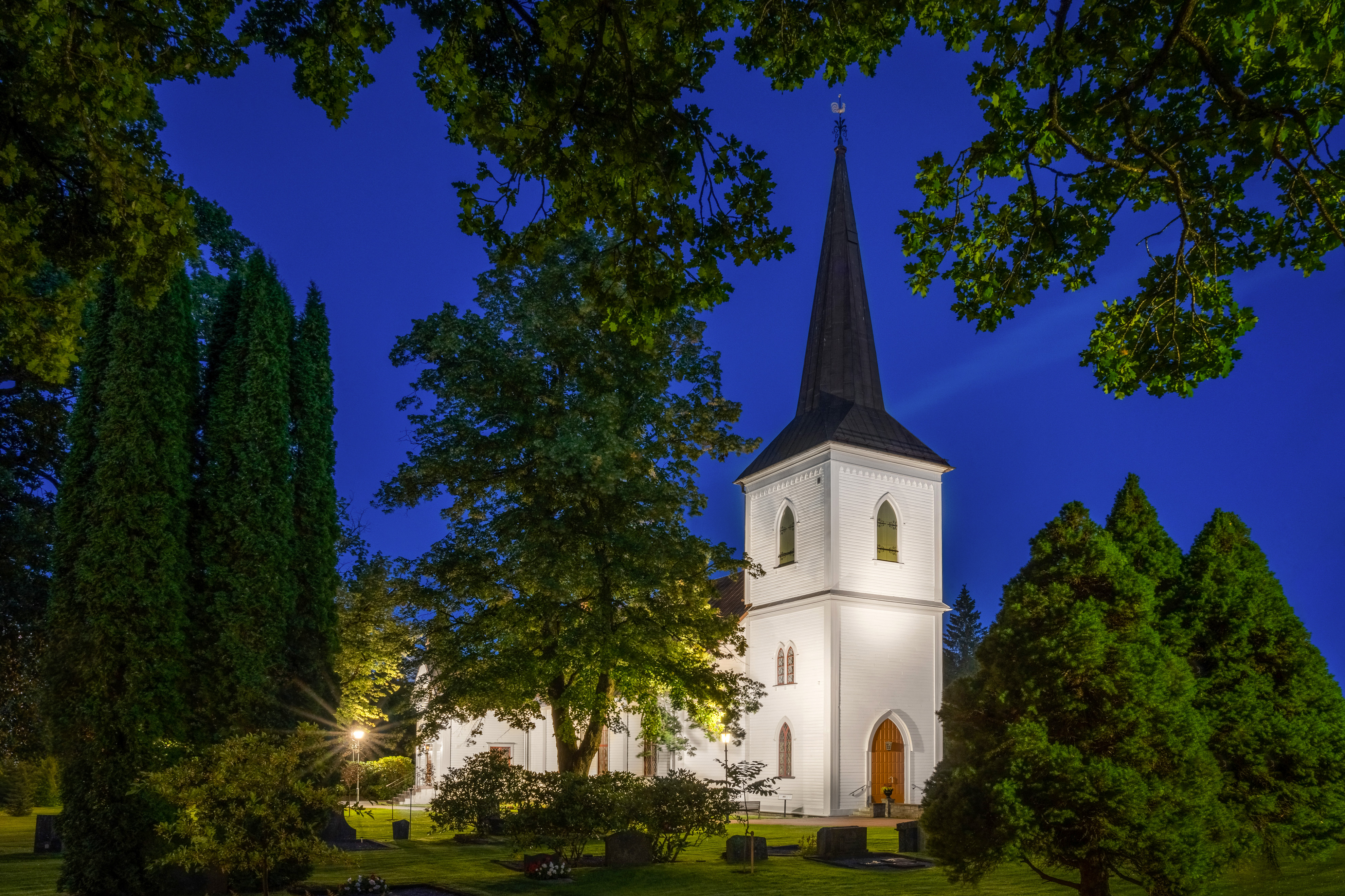 Degerfors kyrka i kvällsljus