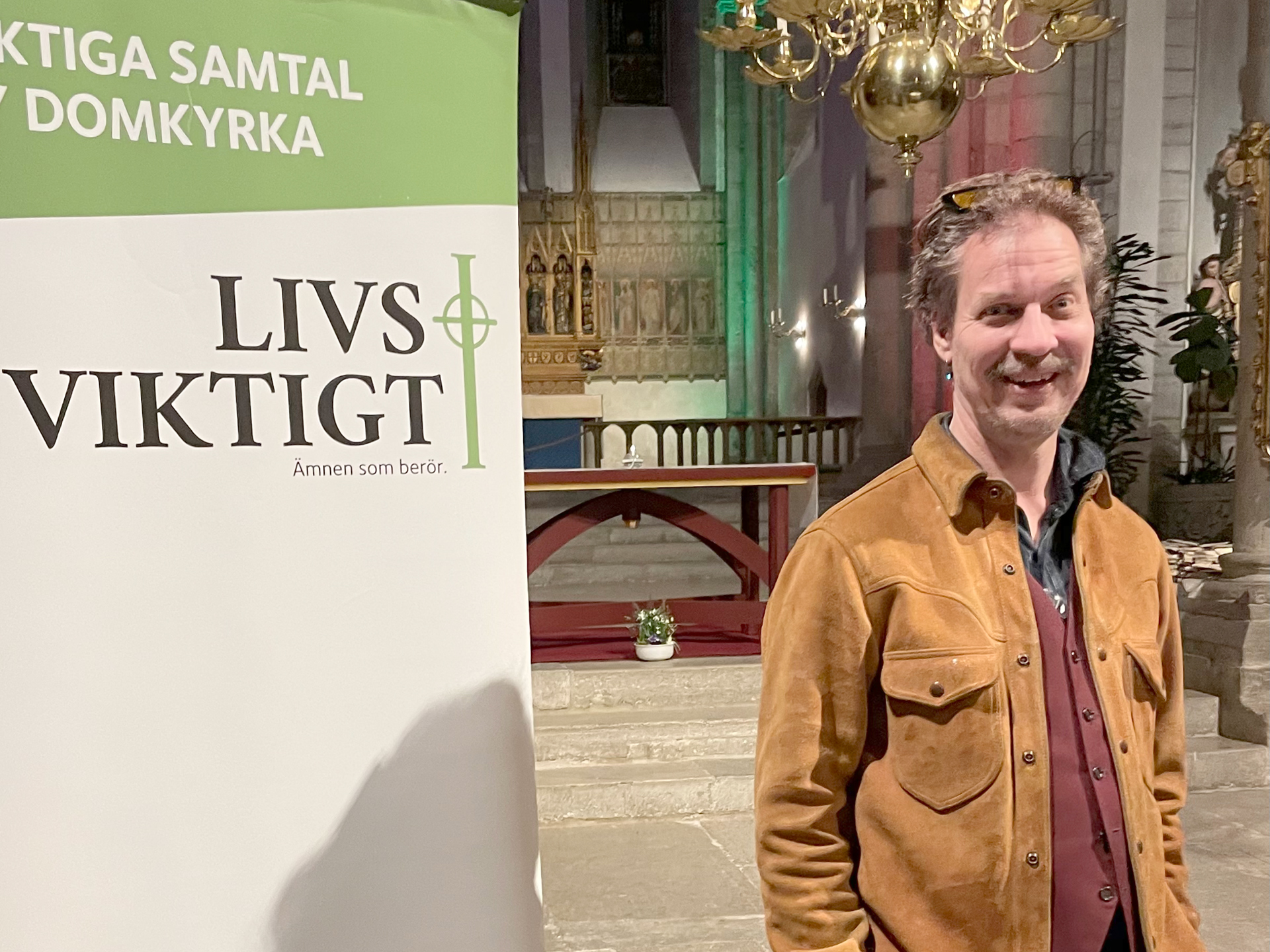 Bob Hansson står i Visby domkyrka.