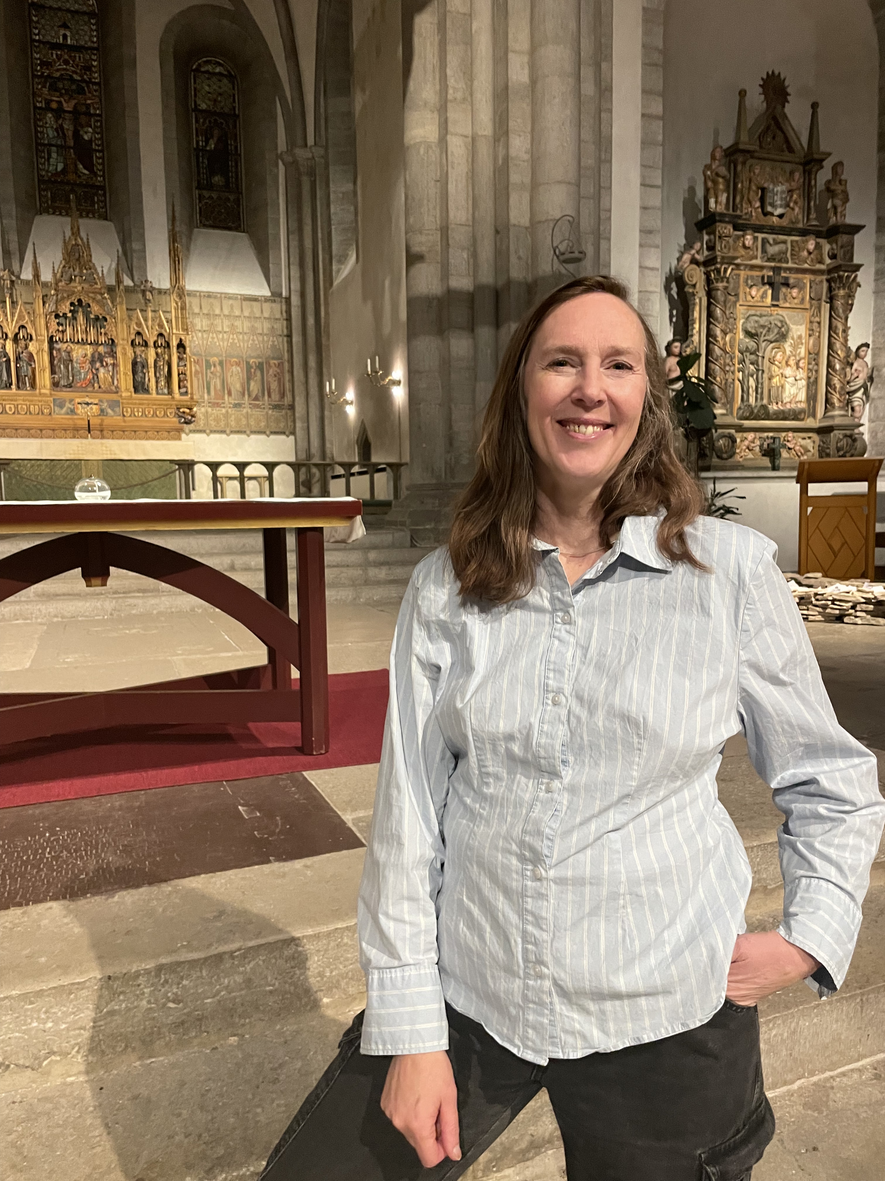 Jonna Bornemark framför altaret i Visby domkyrka