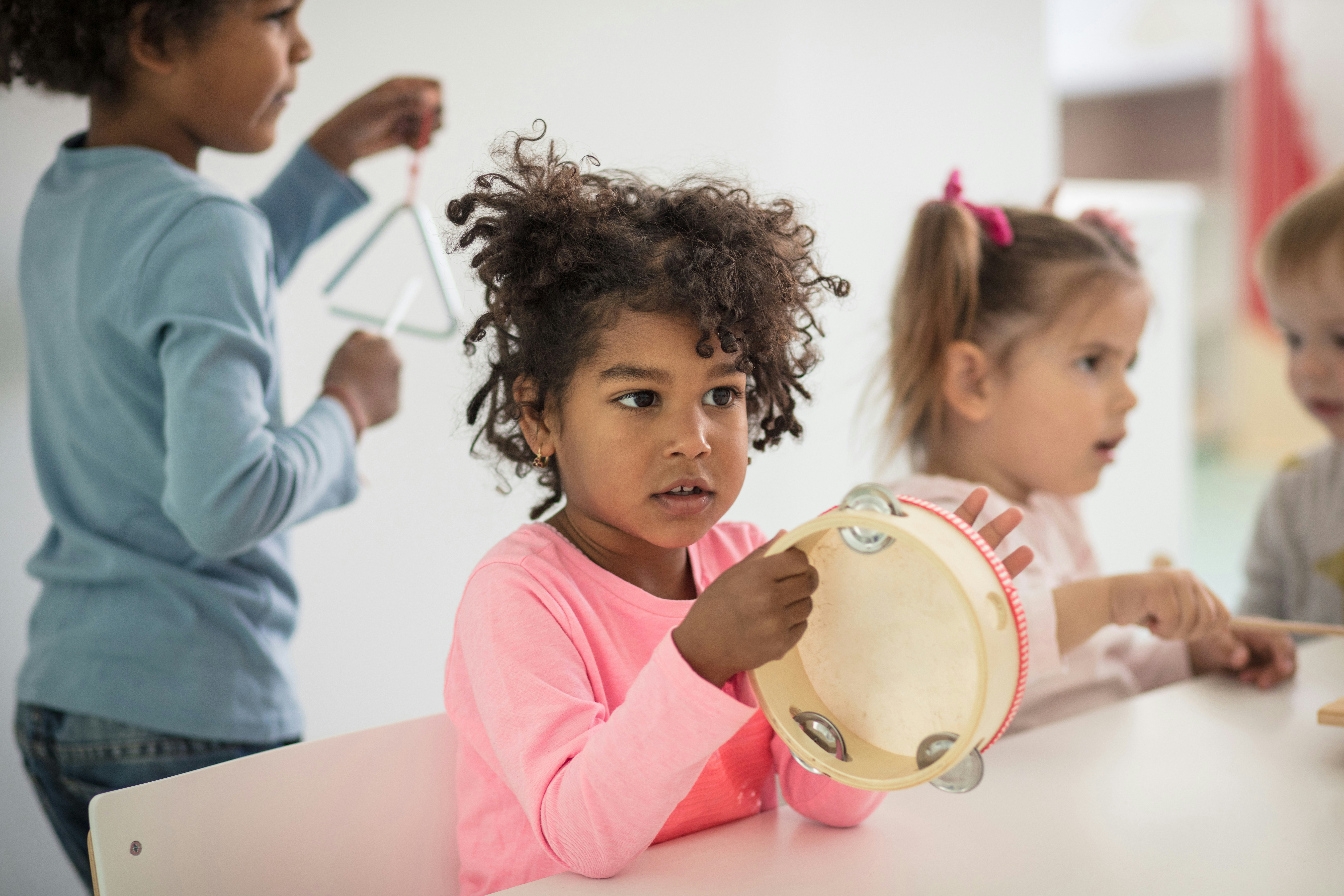 barn som spelar på instrument