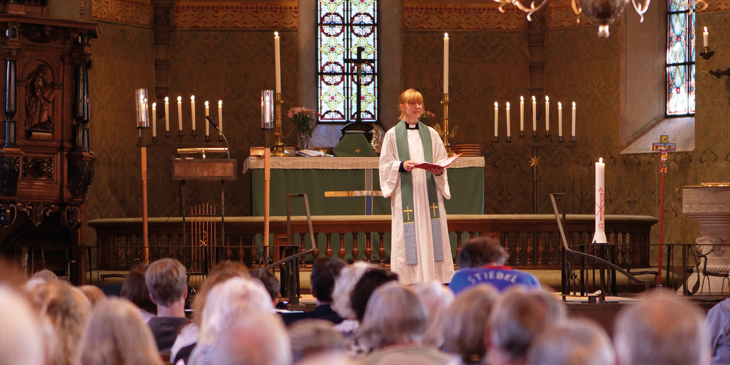 Präst i Nacka kyrka vid altaret.