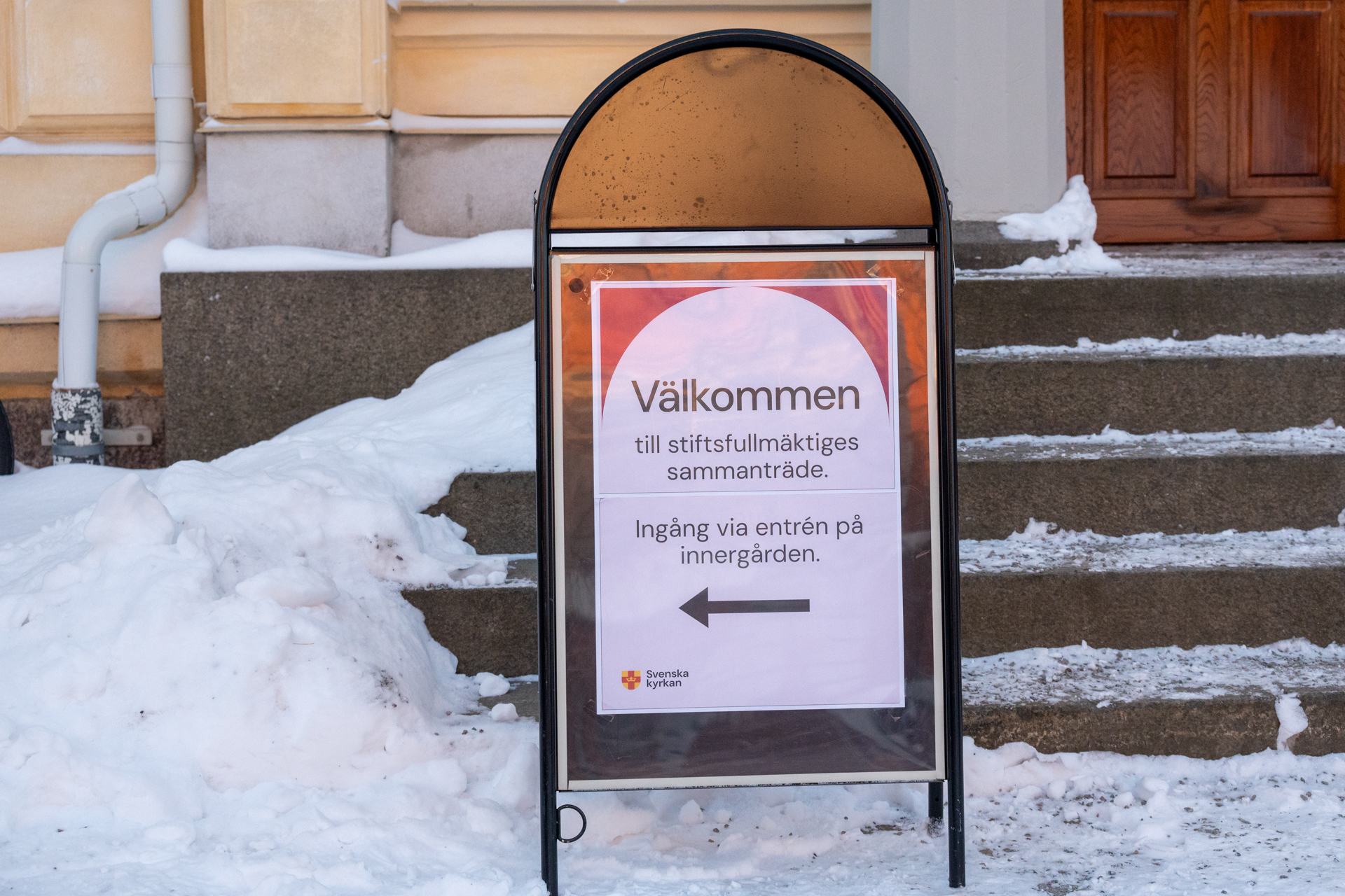 En "gatupratare" utanför framför en stentrappa.