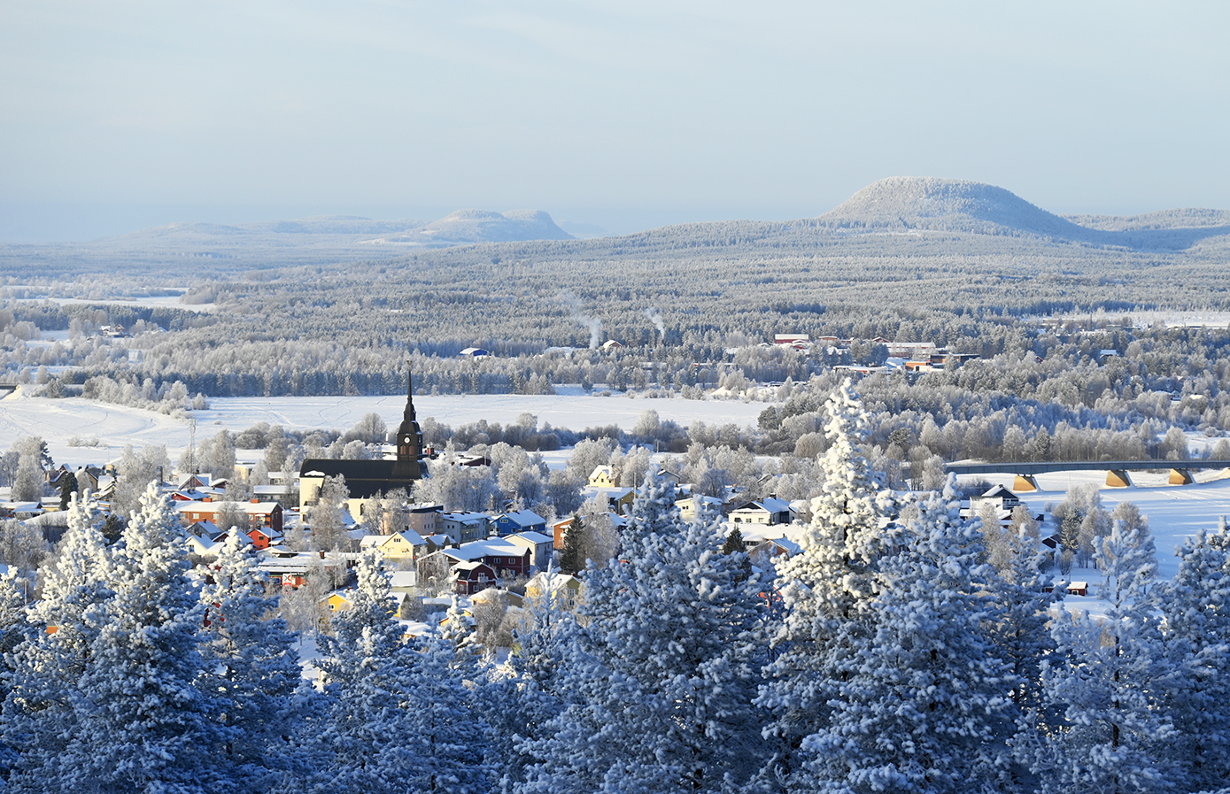 Överkalix kyrka mitt i samhället
