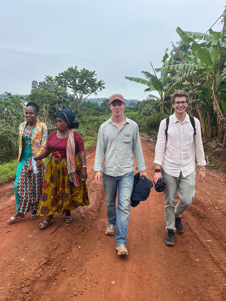 Evangelist Diana, en annan engagerad församlingsbo, Markus och jag under en annan runda av husbesök.
