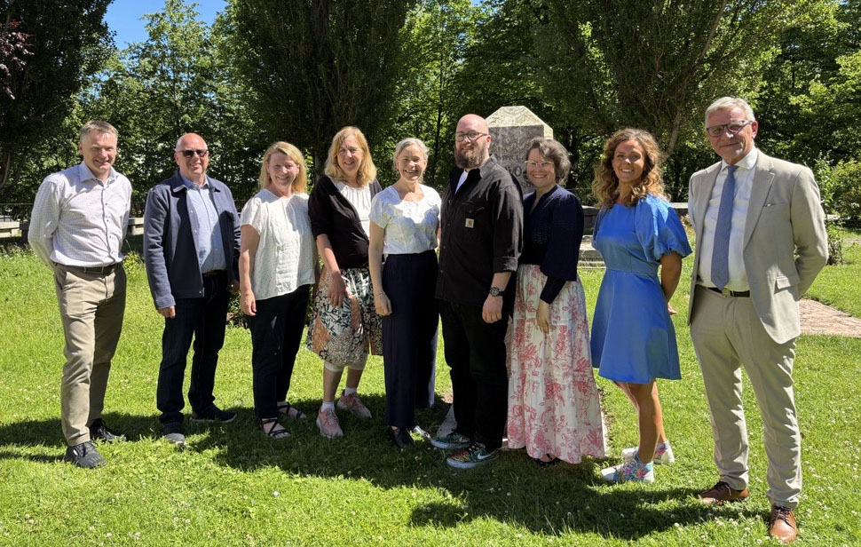 Gruppbild med representanter från Fonus, Sveriges Begravningsbyråers Förbund och Svenska kyrkan