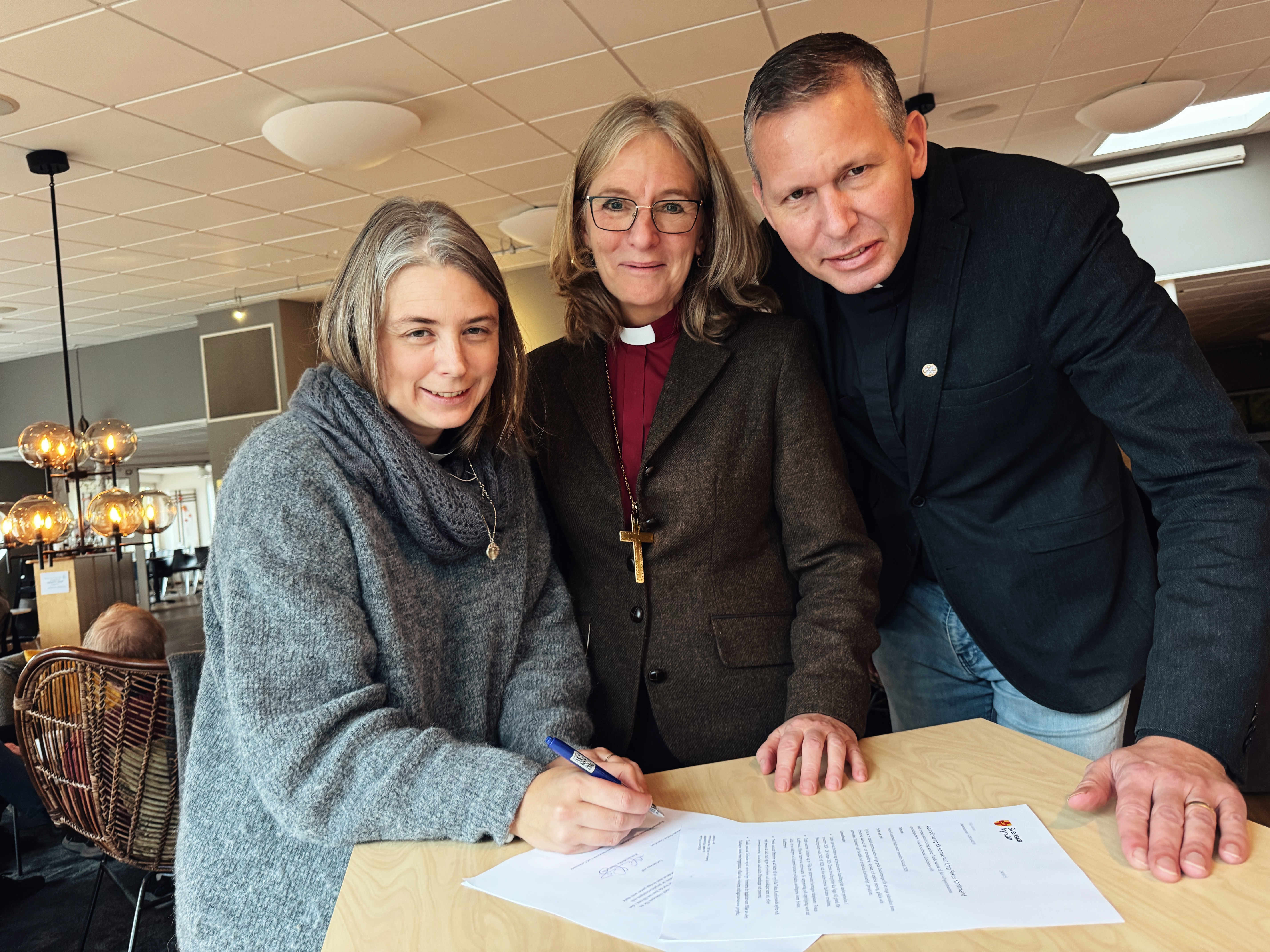 Hannah Klint Lidegran, kyrkoherde i Tranås pastorat, biskop Marika och Carl Cedermark kontraktsprost i Smålandsbygdens kontrakt undertecknar avsiktsförklaringen i Fokus konfirmand. 