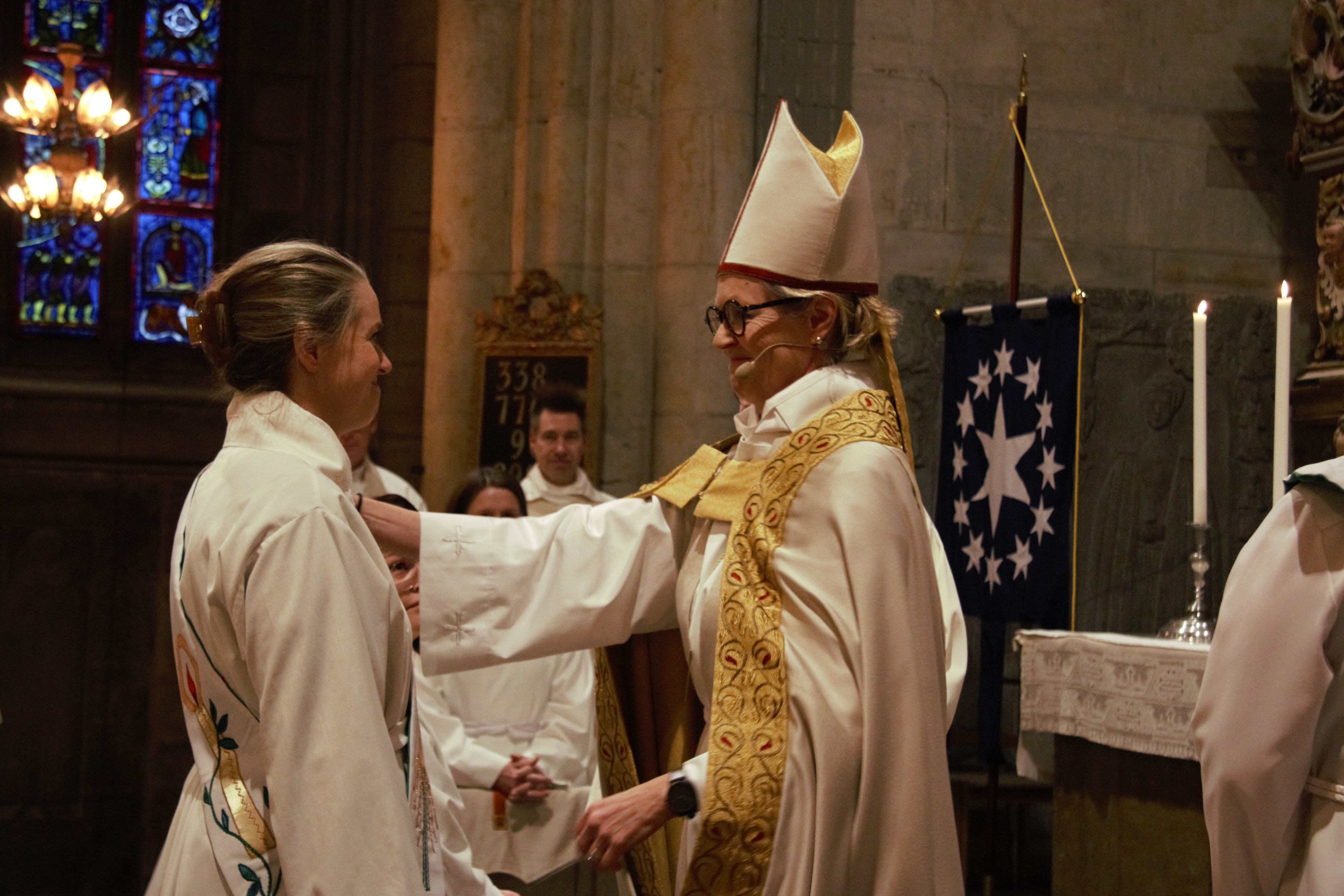 Biskop Ulrica viger i sitt ämbete diakoner och präster till tjänst i Svenska kyrkan. Här bild från januari 2025.
