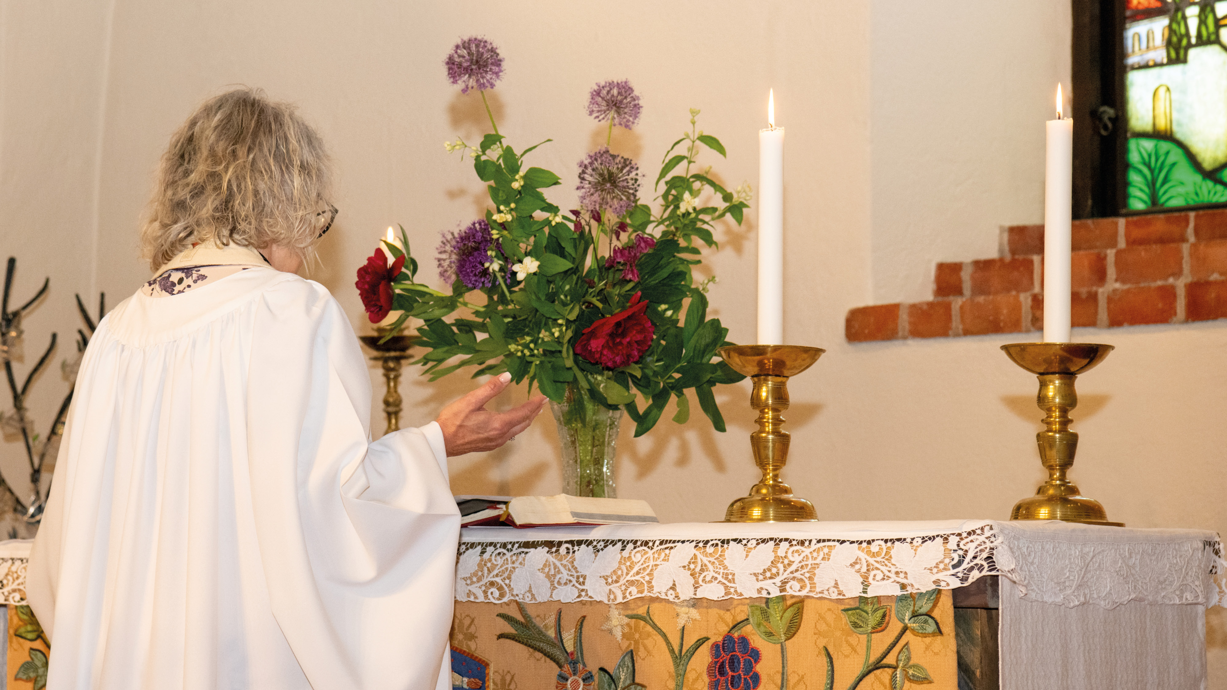 Präst vid Enskede kyrkas altarbord