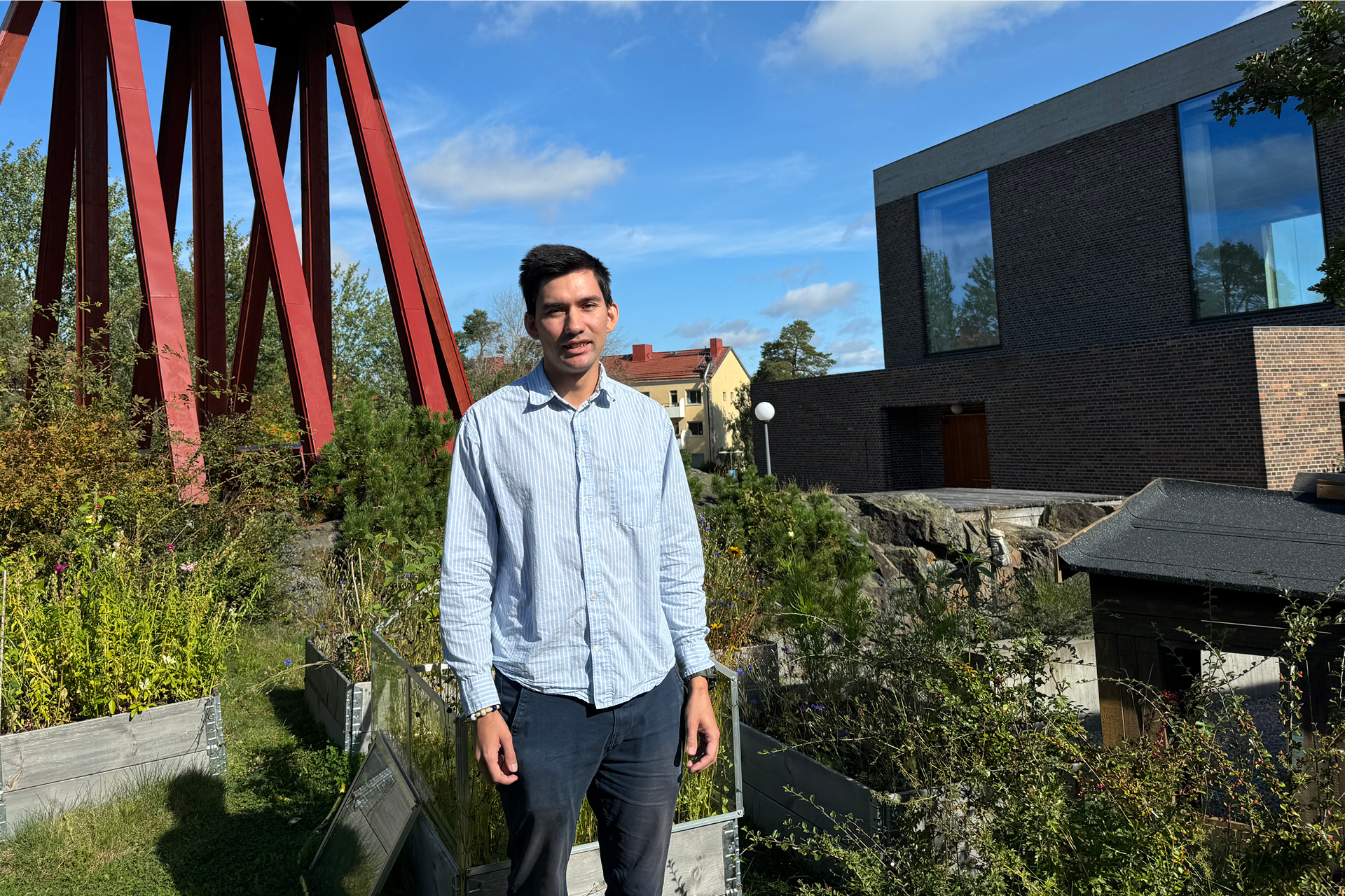 Tony Westling vid odlingslådorna utanför Årsta kyrka.