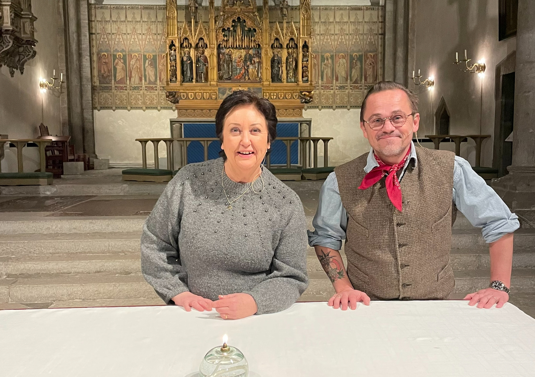 Babben Larsson och Lars Kruthof framför altaret i Visby domkyrka.