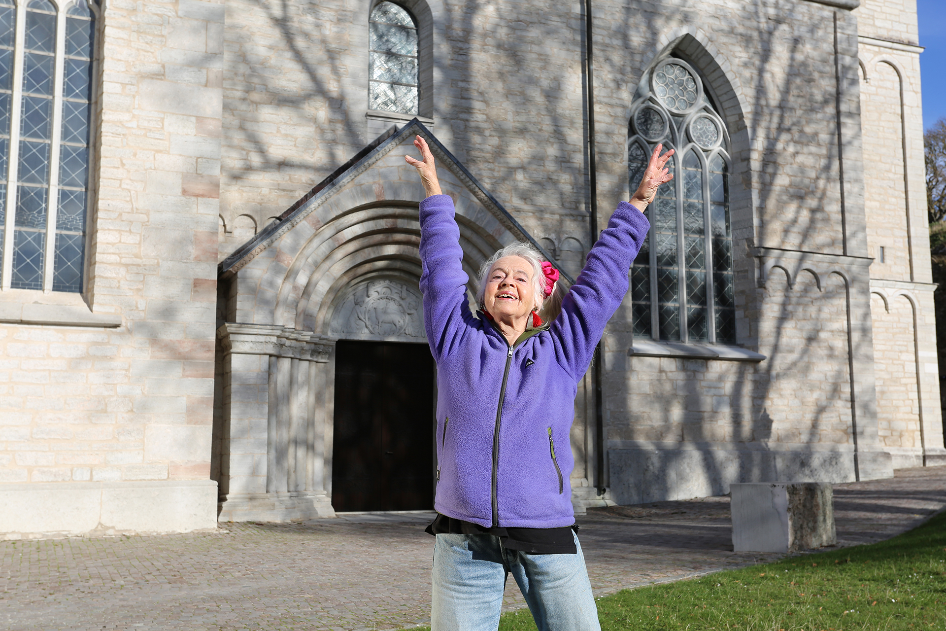kvinna dansar vid kyrka