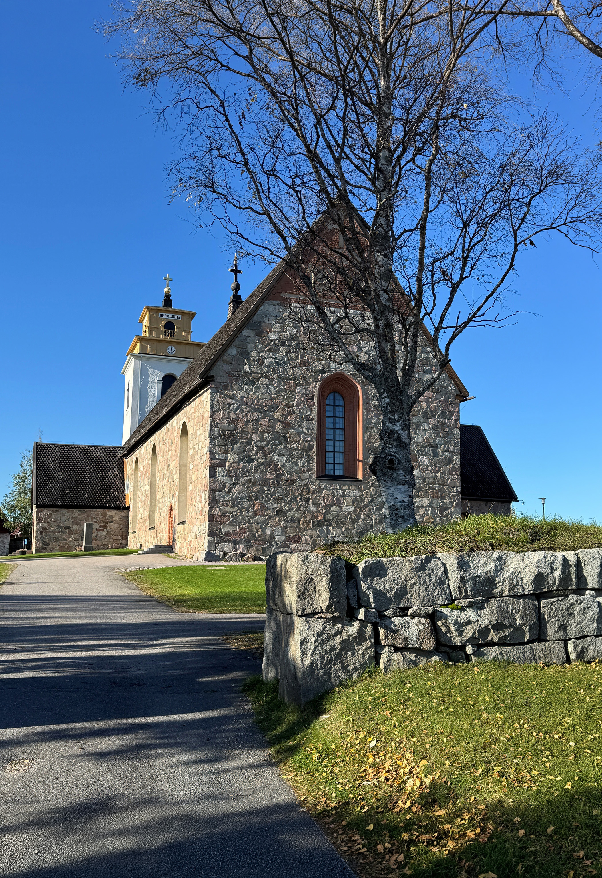 Nederluleå kyrka fotograferad i höstsol