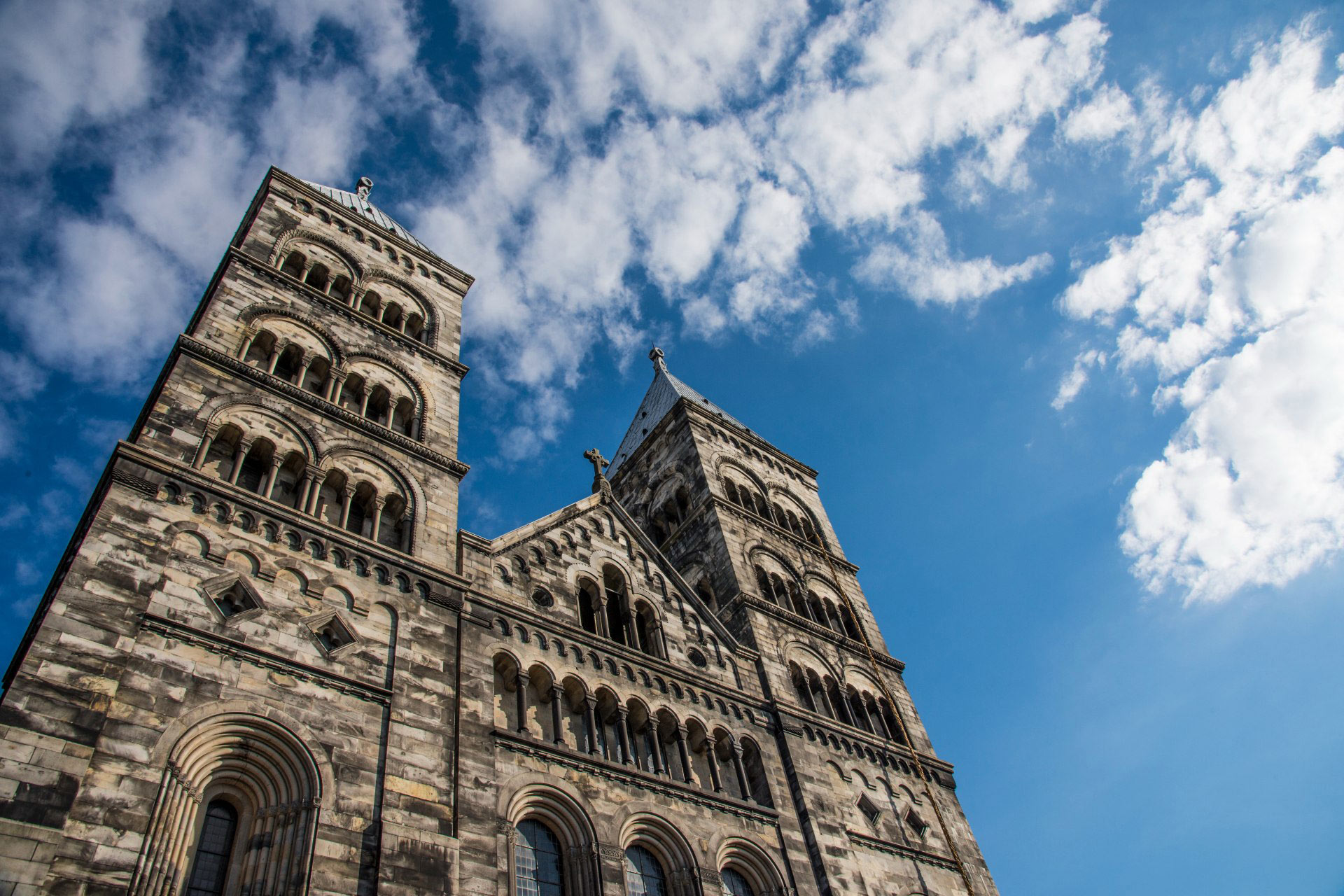 Domkyrkans torn sträcker sig mot himlen.
