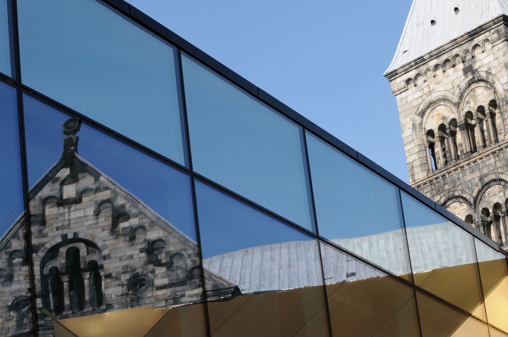 Domkyrkan speglar sig i Domkyrkoforums fönster.