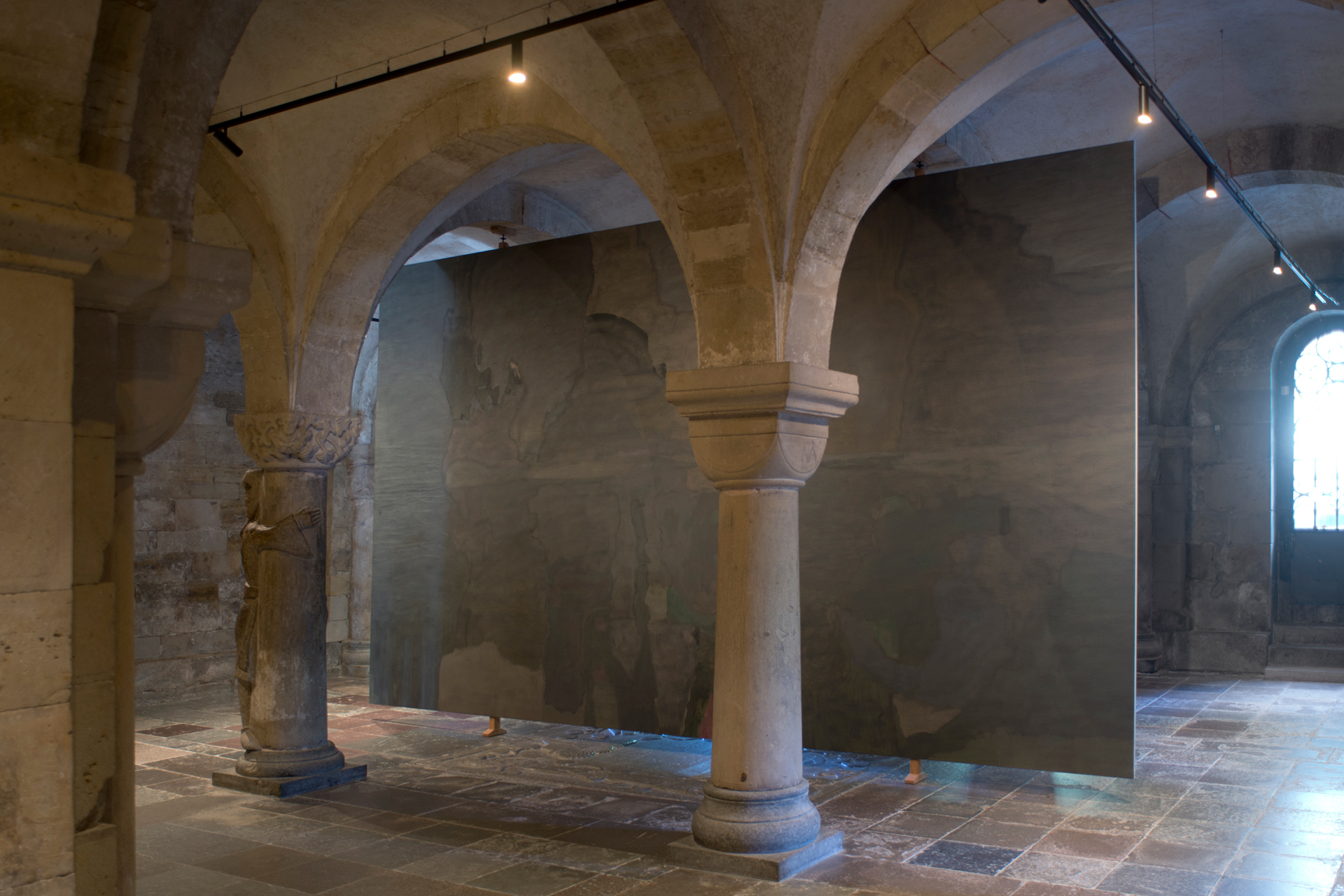 En stor målning under valven i Lunds domkyrkas krypta.