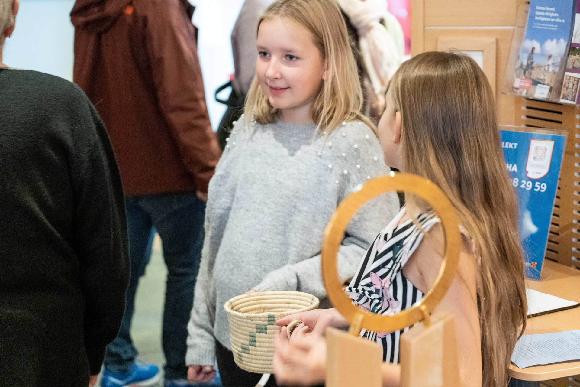 Två flickor med en kollektkorg