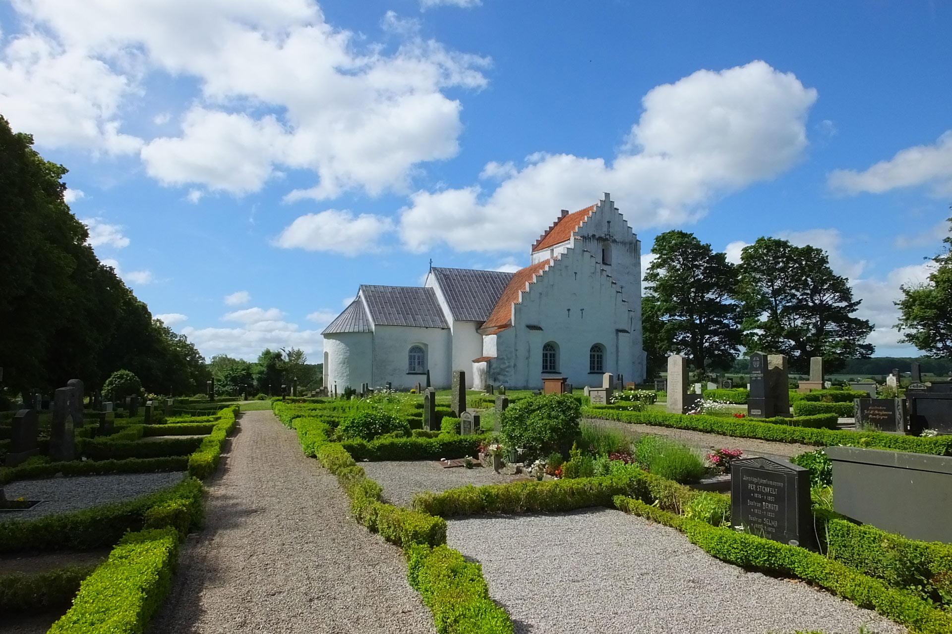 Vitkalkad kyrka.