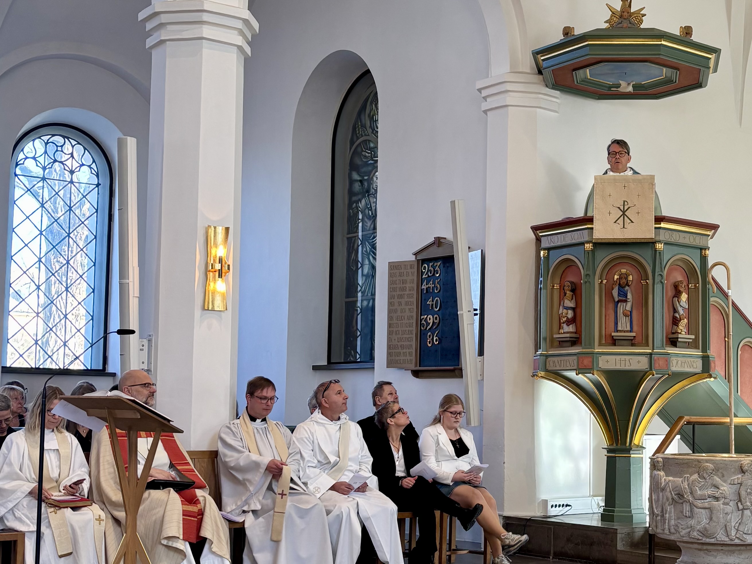 Biskop Johan Tyrberg i predikstolen i Ängelholms kyrka