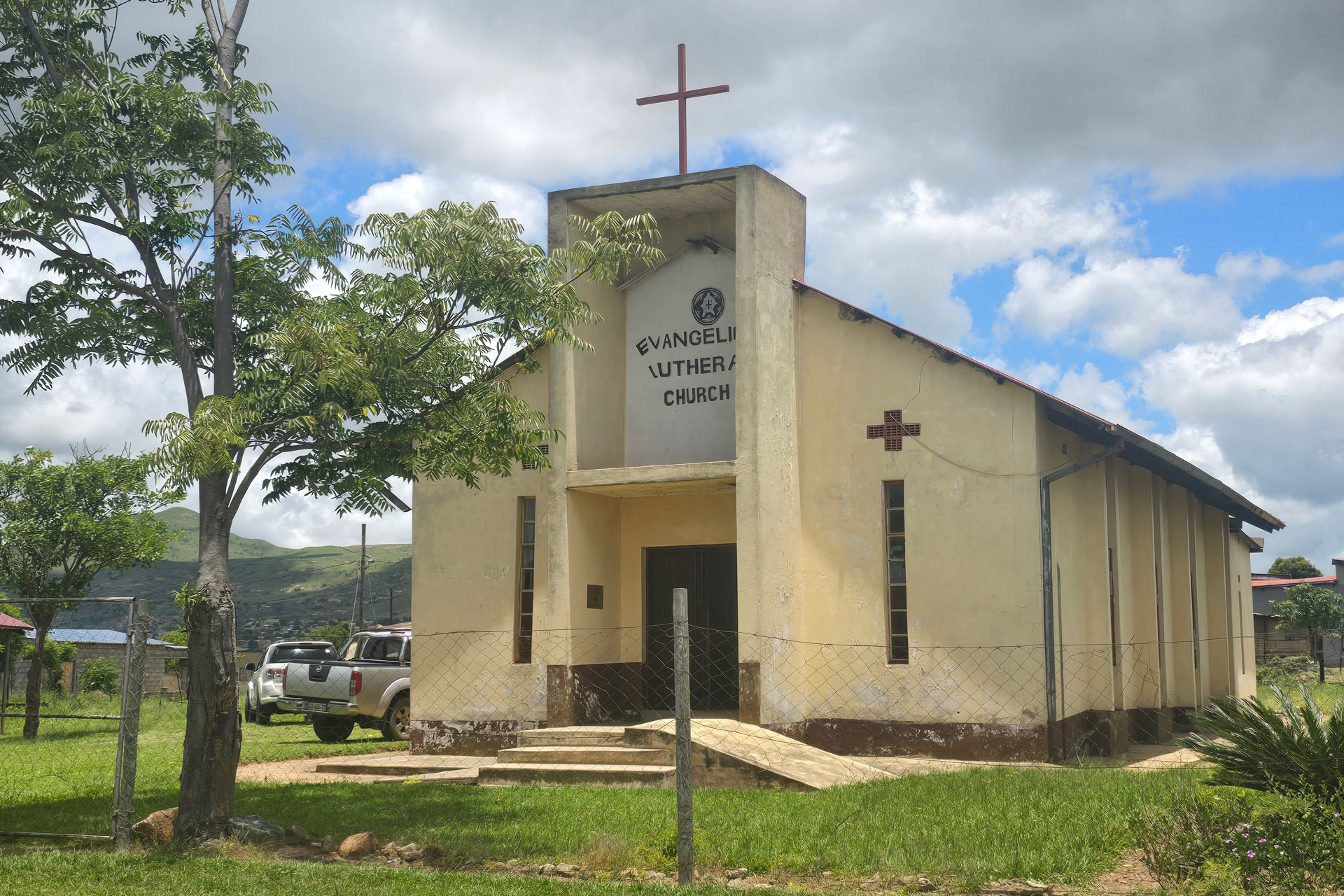 En beige kyrka på landsbygden i södra Afrika. 