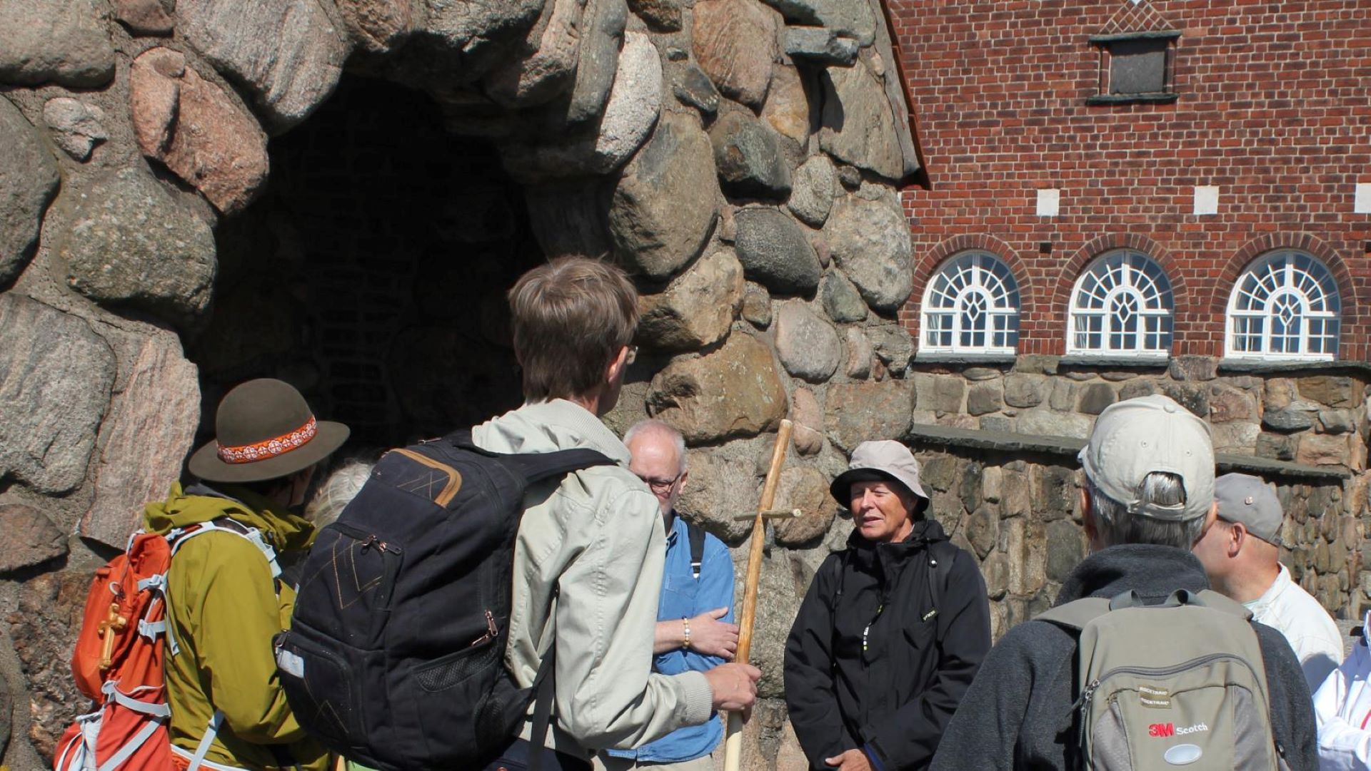 En grupp människor står utanför en kyrkport.