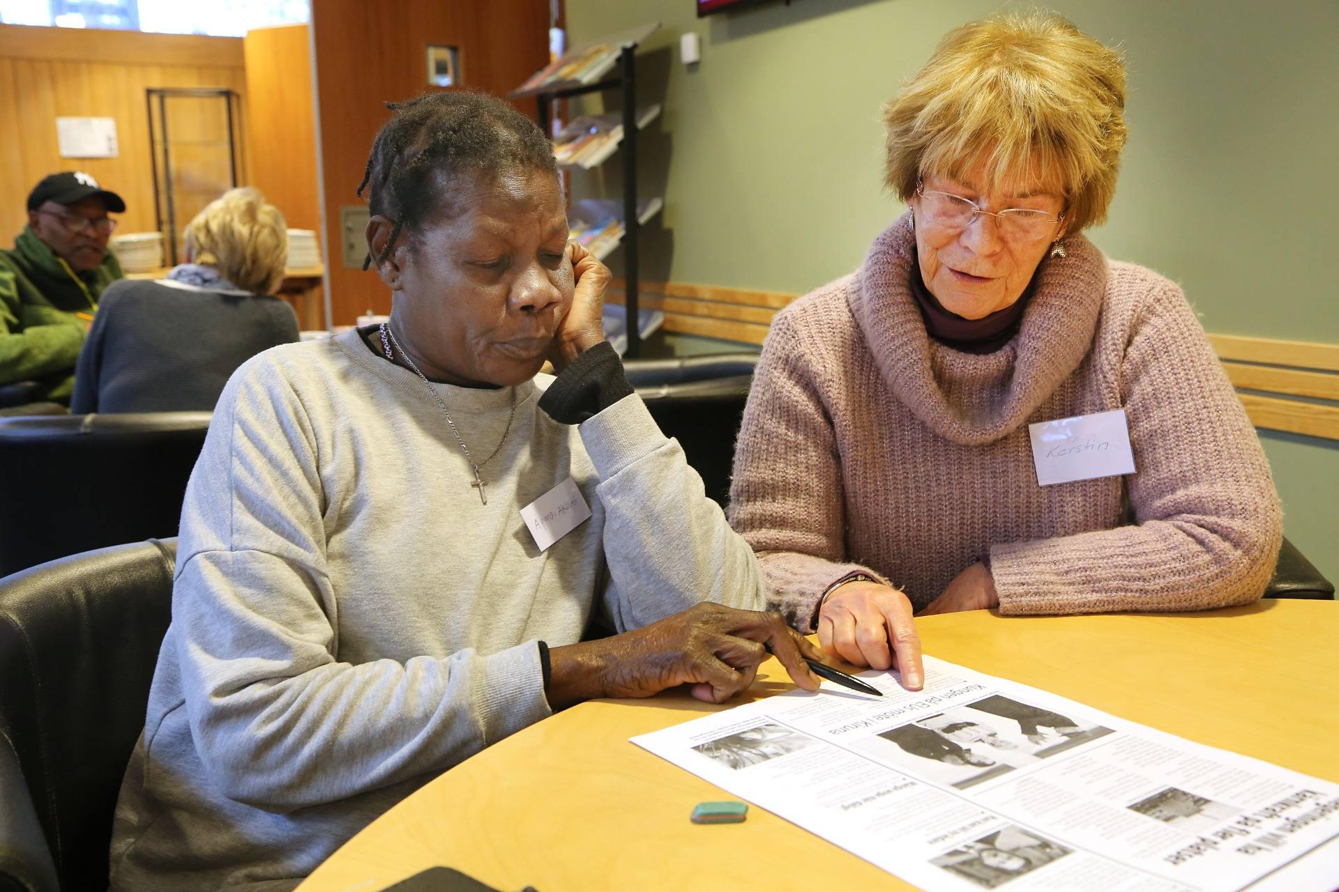 Apangi Akwai och Kerstin Jansson övar svenska tillsammans på språkcaféet i Bäve kyrka.