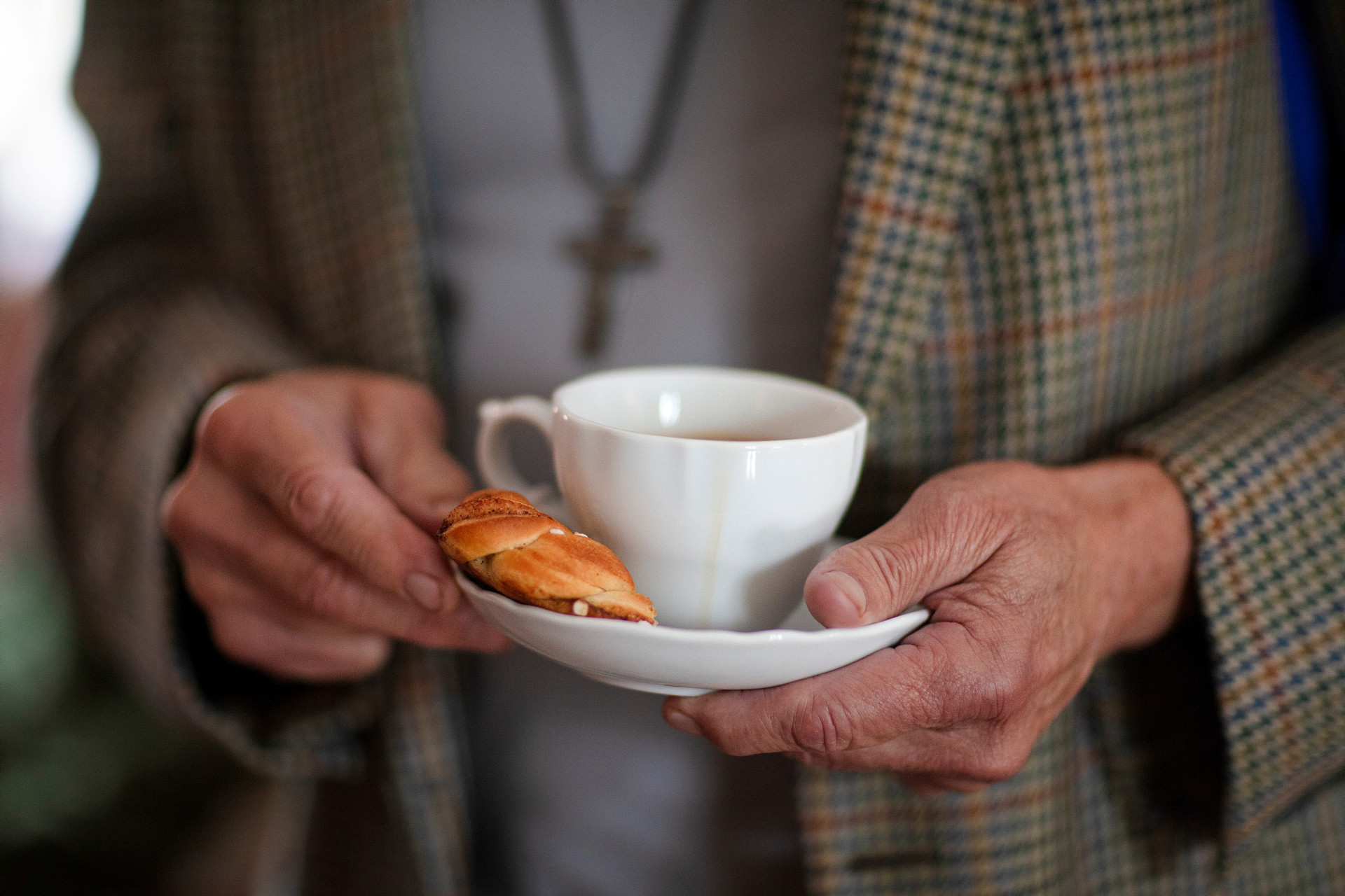 Händer som håller en kaffekopp.