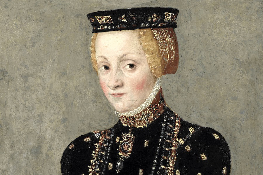 Porträtt av Katarina Jagellonica i svart juvelbesatt huvudbonad, hög svart juvelbesatt krage och ett lite vaksamt ansiktssuttryck. Av Lucas Cranach d y.
