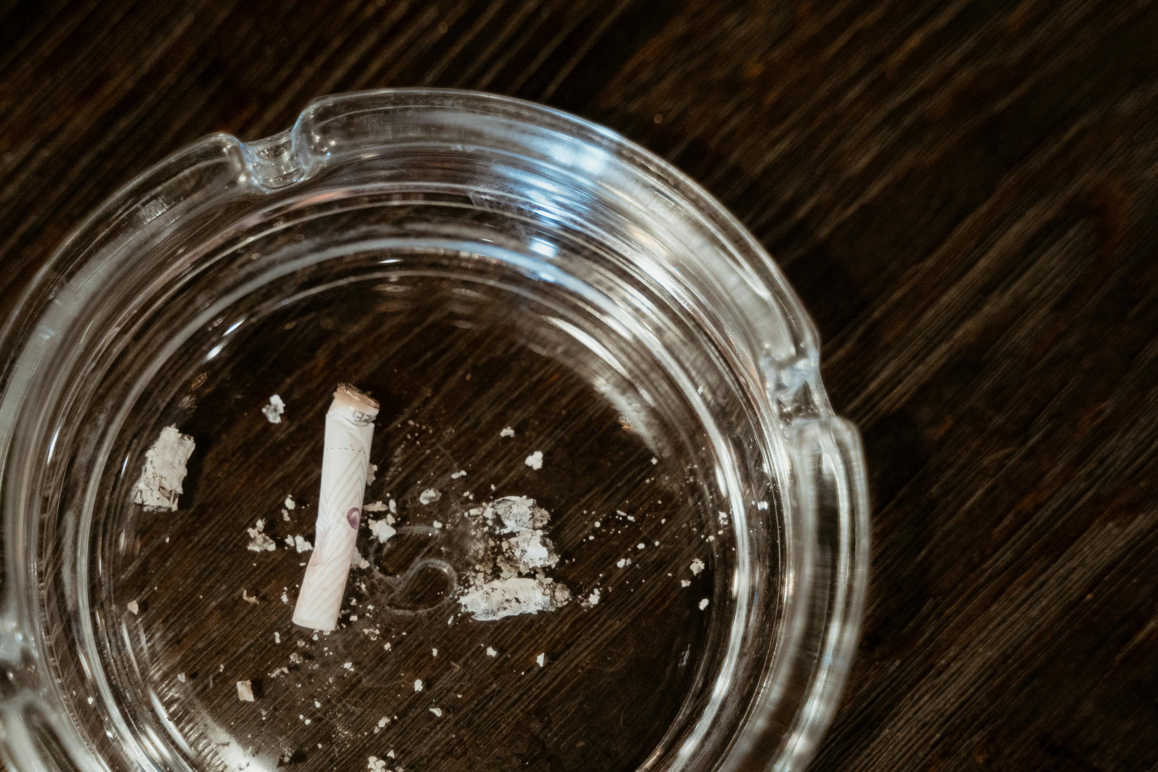 Askkopp med en fimpad cigarett.