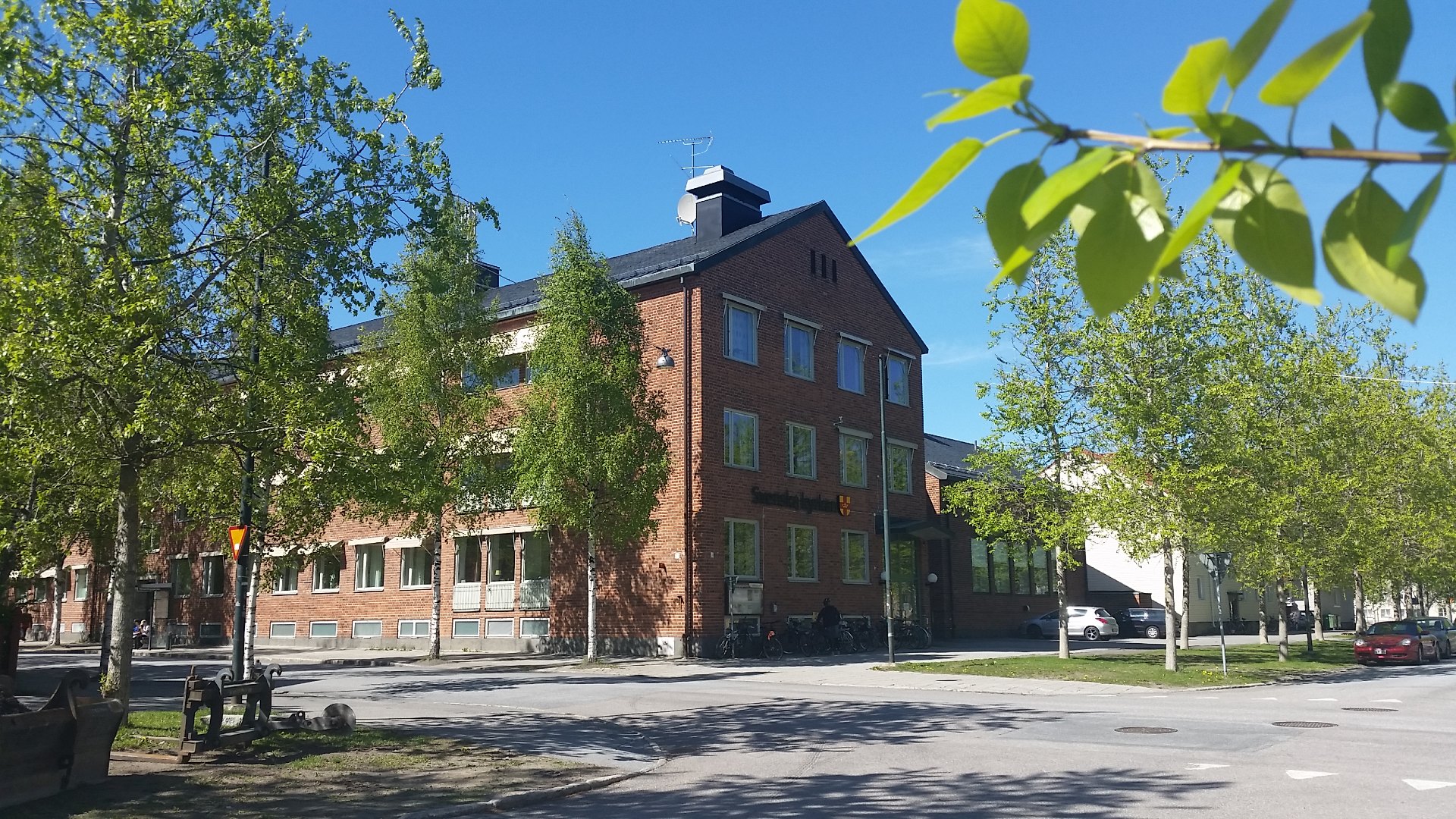 Kyrkogårdsexpeditionen sitter på våning 2 i Församlingsgården, öst på stan.