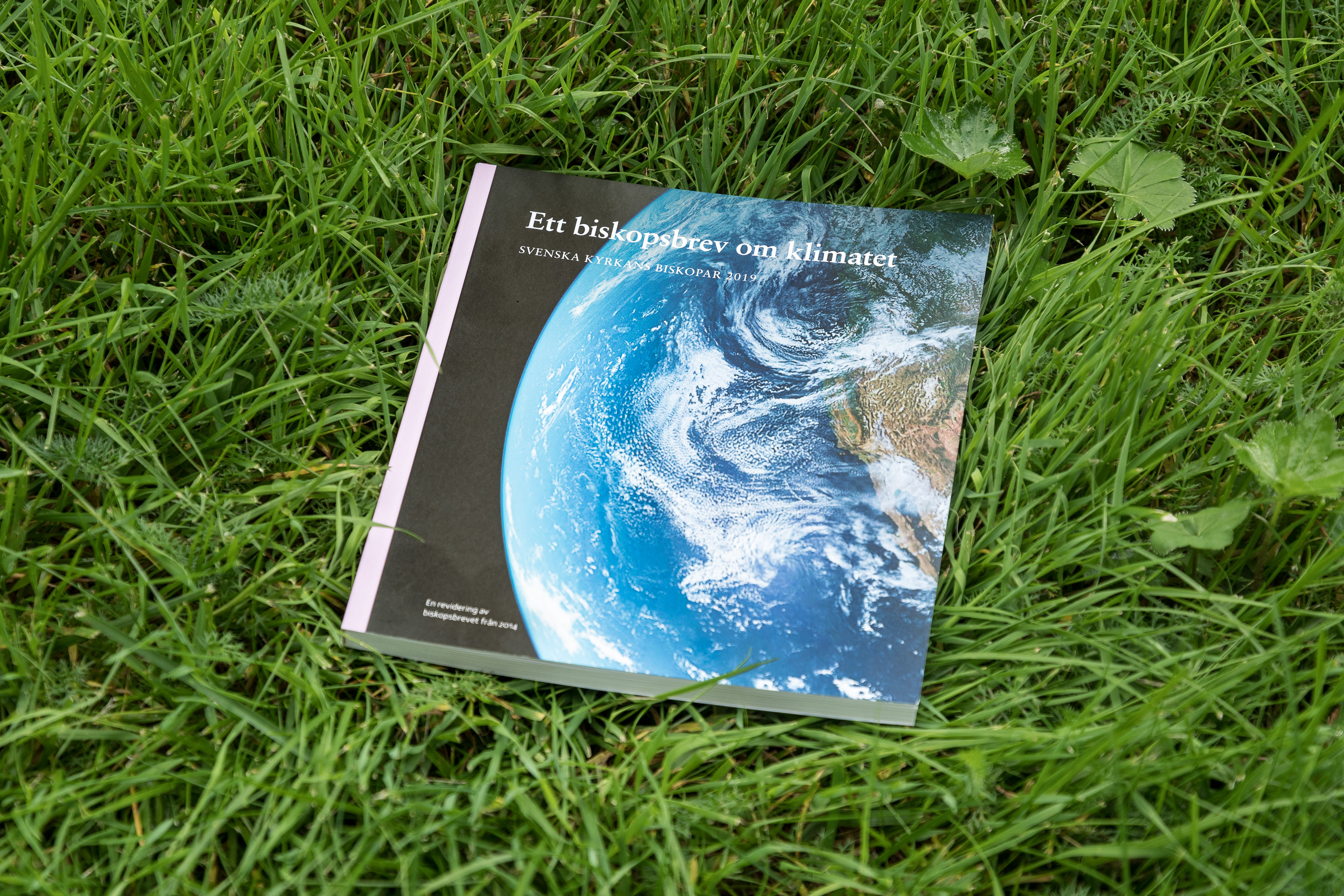 Utgåva av Ett biskopsbrev om klimatet ligger på gräsmatta.
