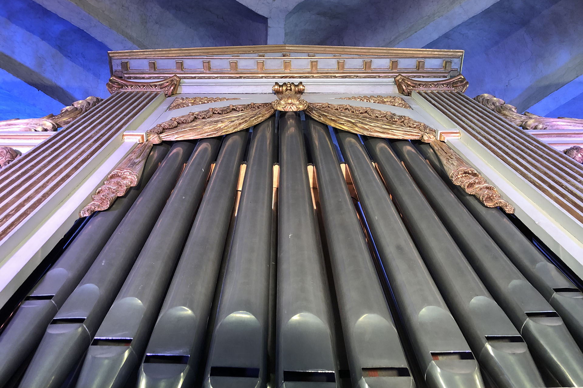 Botkyrka kyrkas orgel, vi ser piporna tagna nedifrån mot valven i taket.