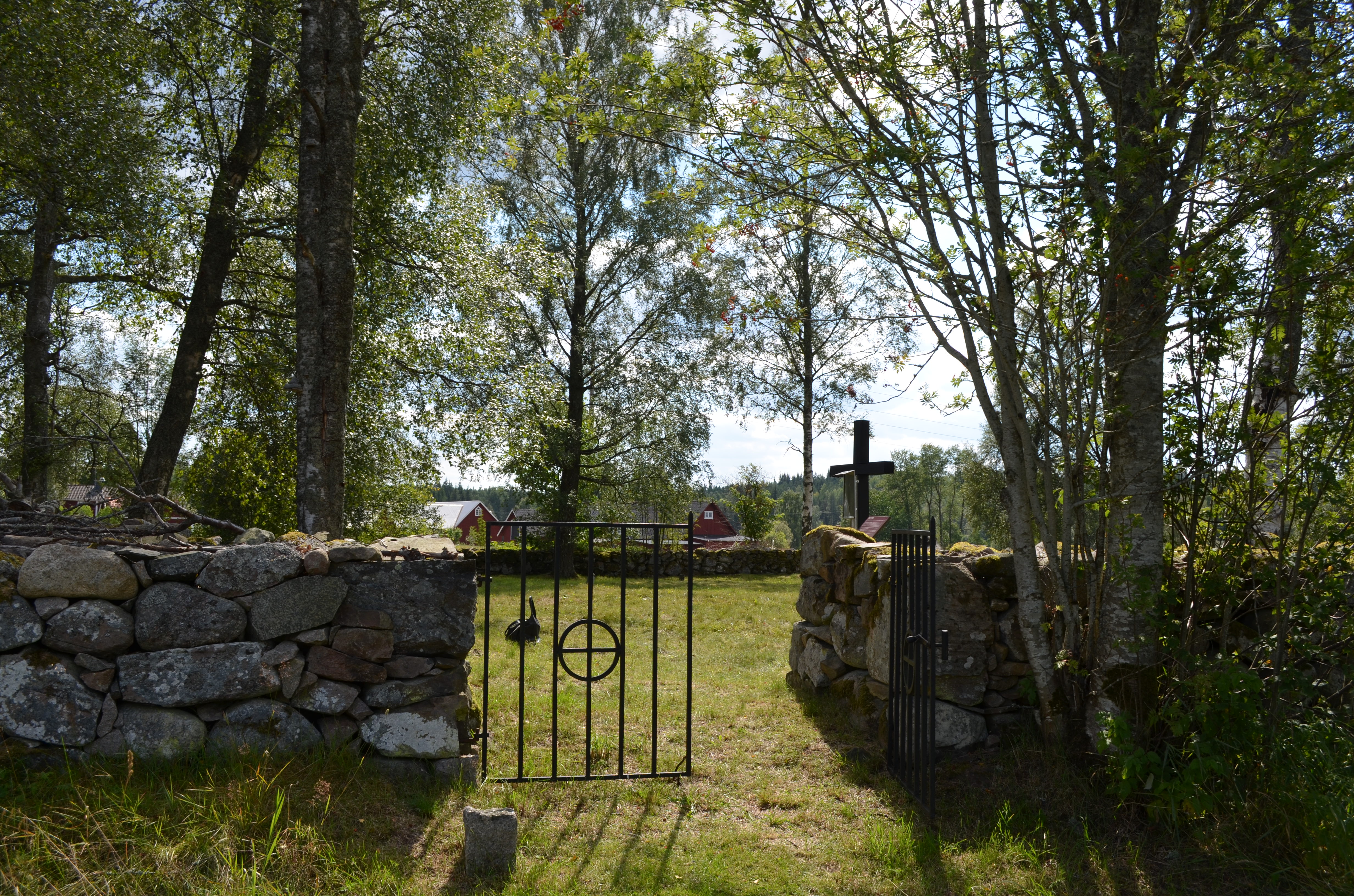 Grind in till Eke kyrkplats.