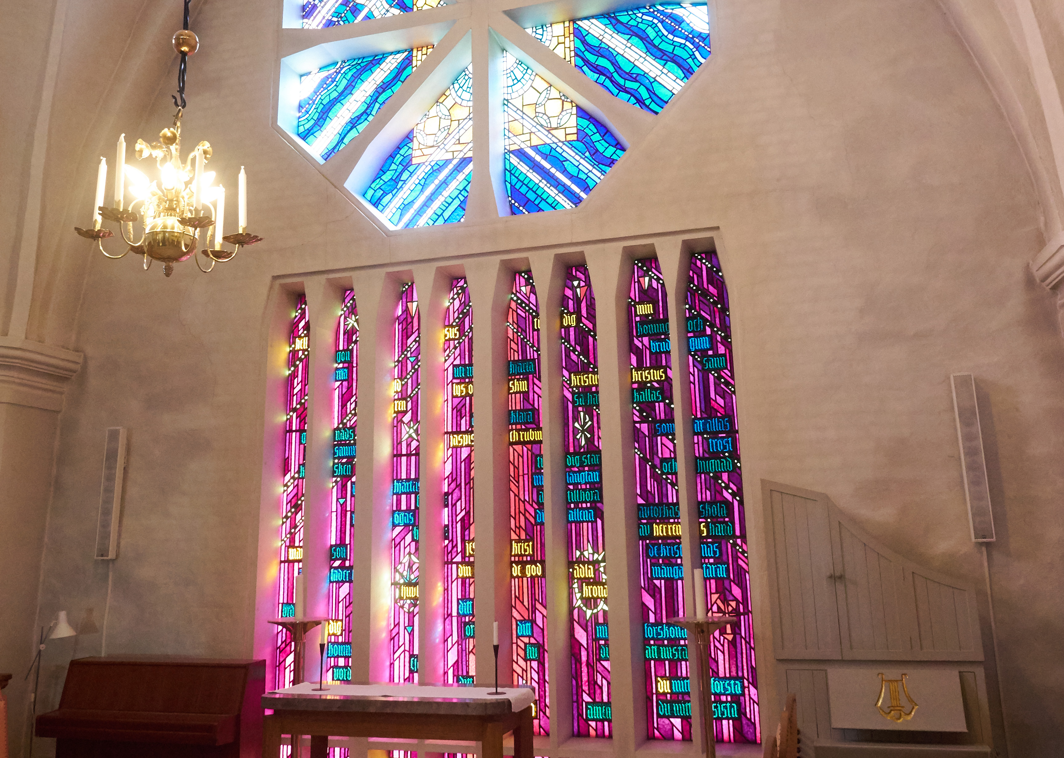 De rosa kyrkfönstren i domkyrkans kor.