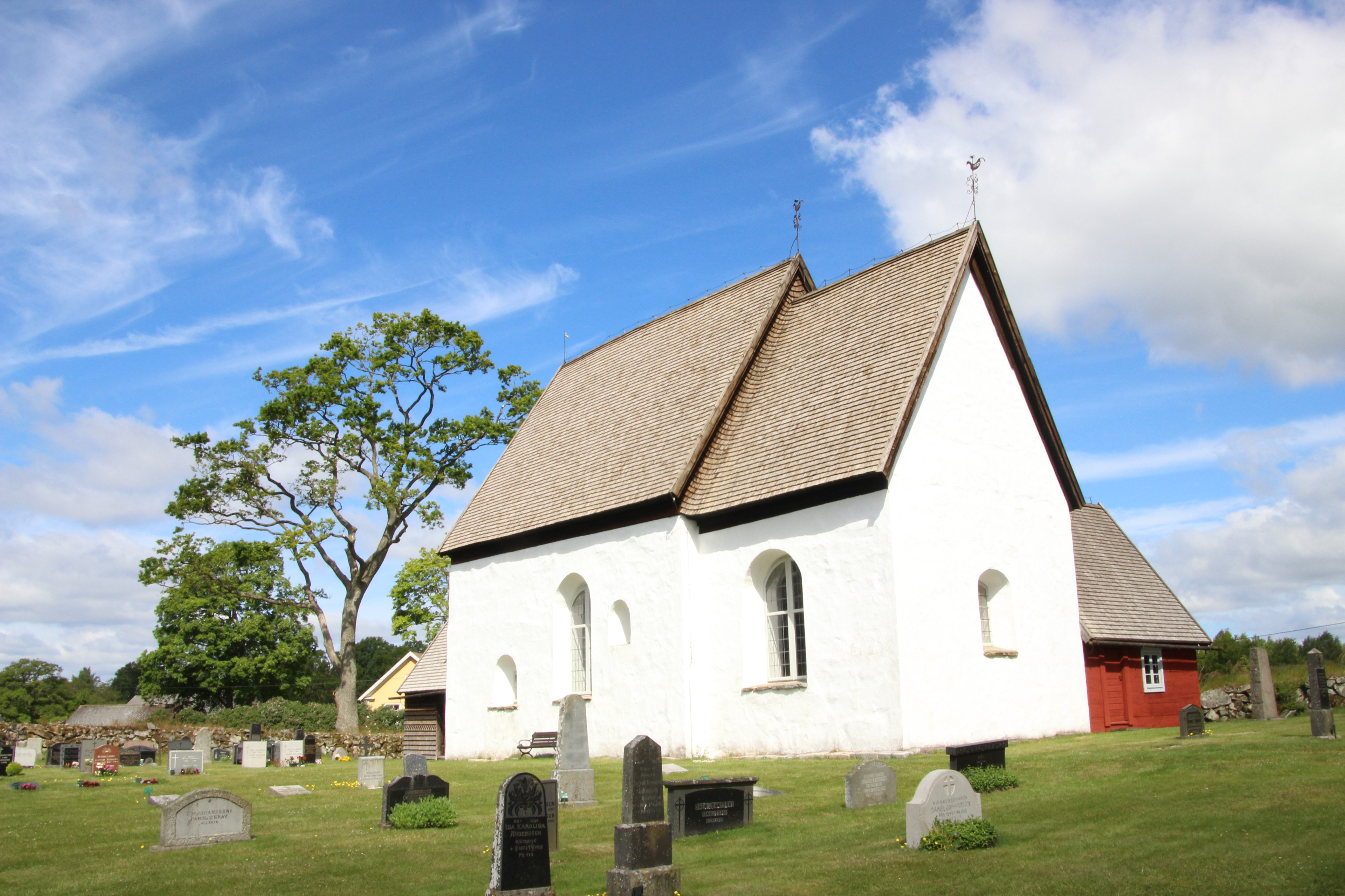 Exteriörbild på Jäts gamla kyrka.